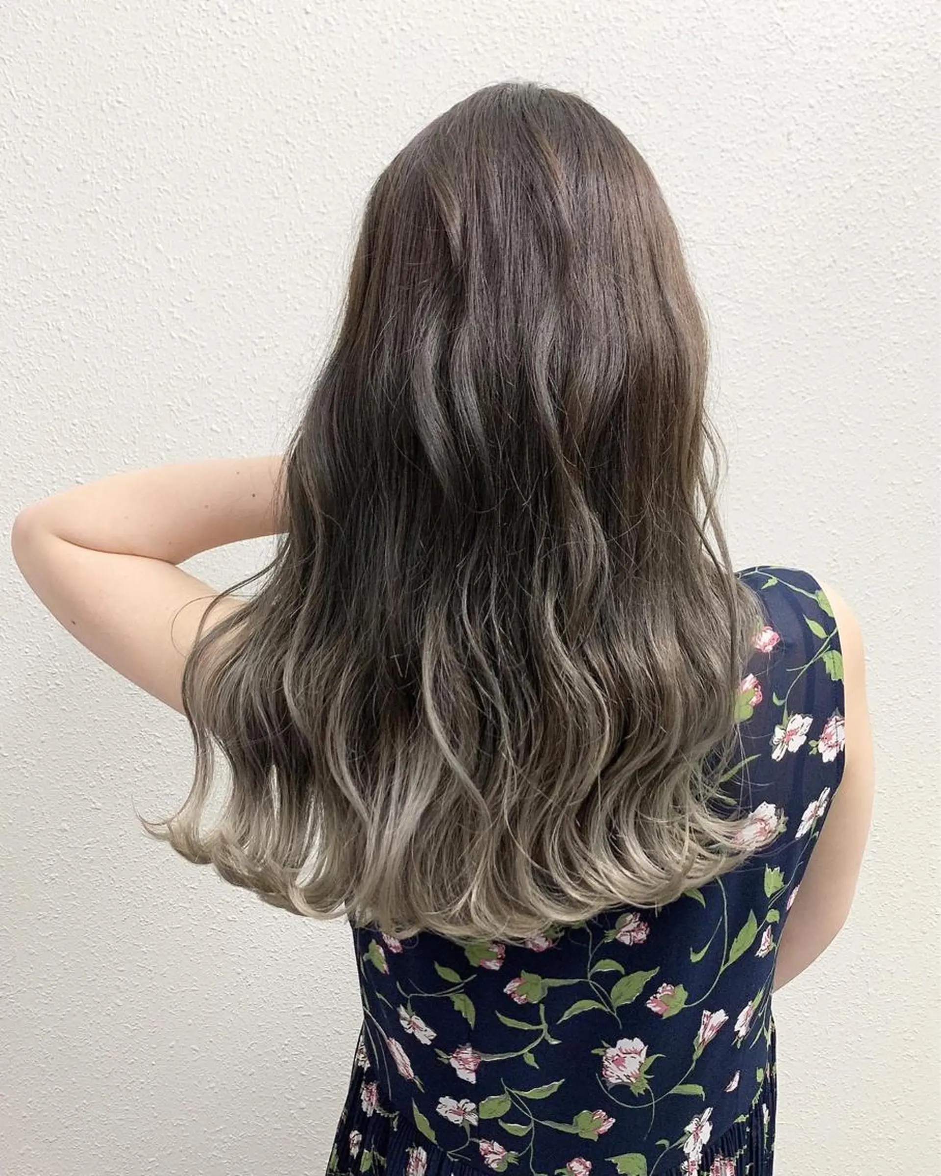 ロング カラー バレイヤージュ ブリーチ 透明感カラー デザインカラー グラデーションカラー ヘアカラー グレージュ💎 神戸孝哉のヘアスタイル