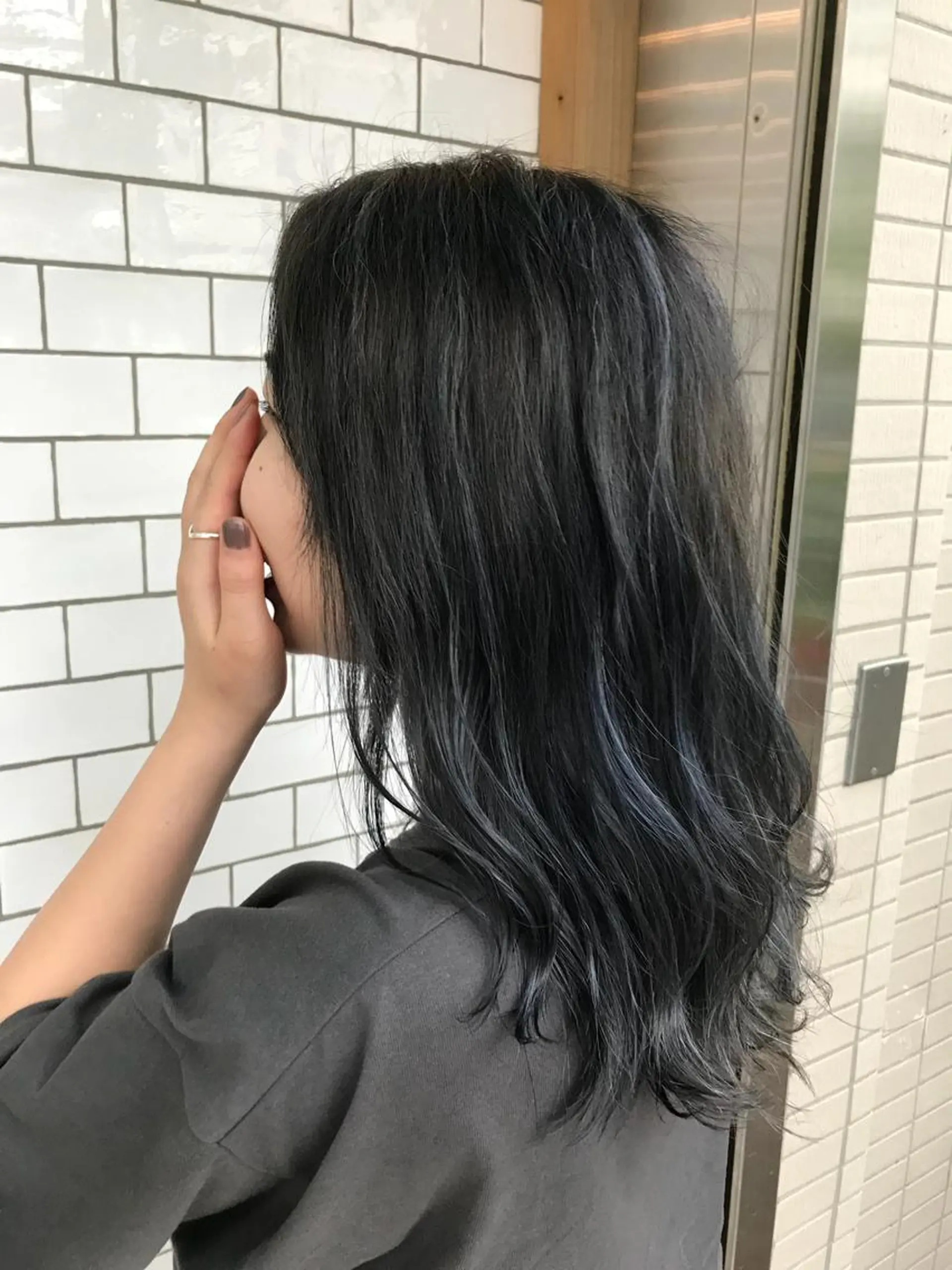 セミロング カラー ブルーカラー ブルーグレー ブルーグレージュ グレージュ ハイライトカラー 竹嶌 健吾のヘアスタイル