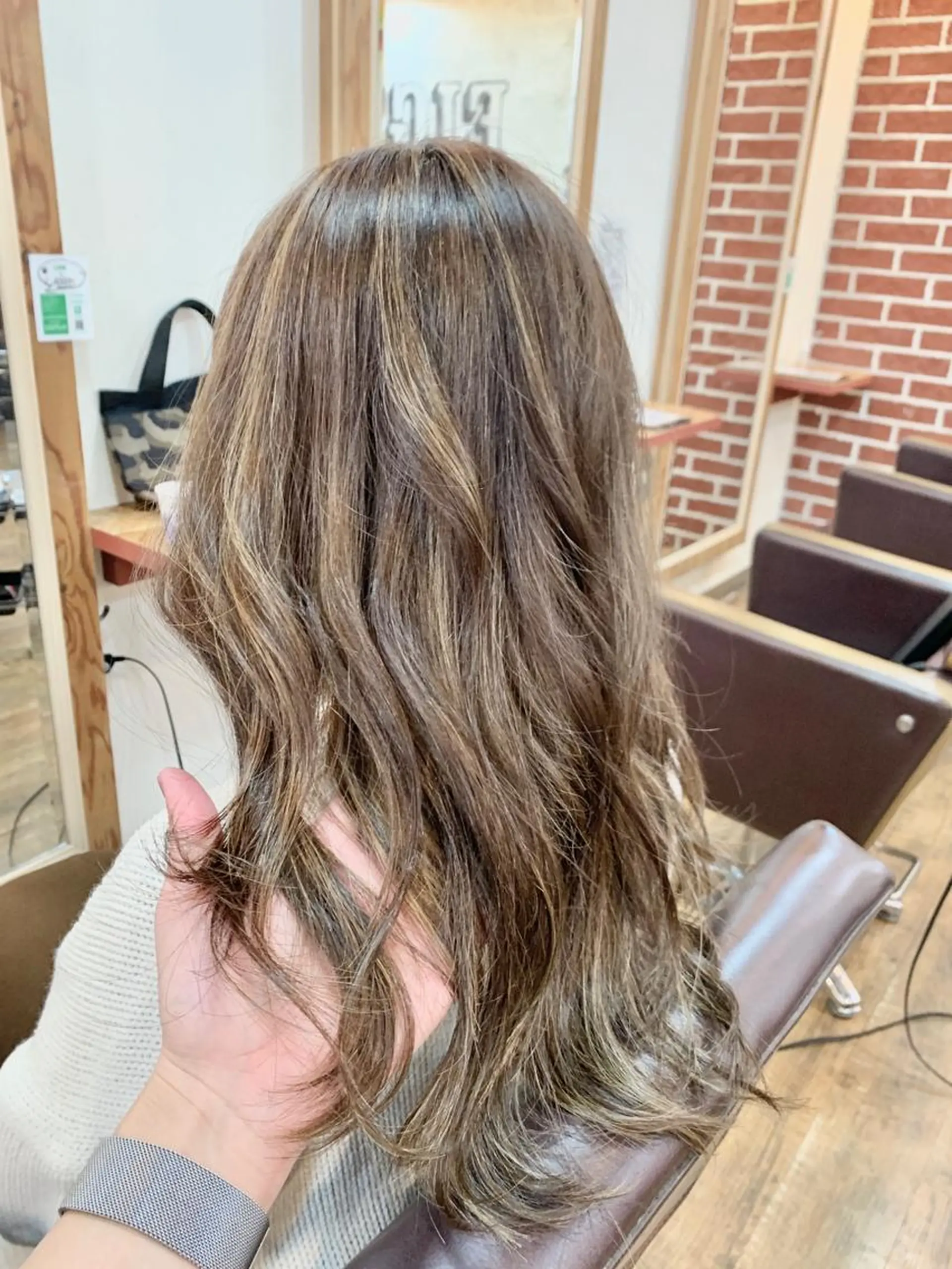 ロング カラー ブリーチ ケアブリーチ ハイライトカラー ハイライト ヘアカラー トリートメント 岡崎勇人/レイヤー/ 韓国/ケラチンTRのヘアスタイル