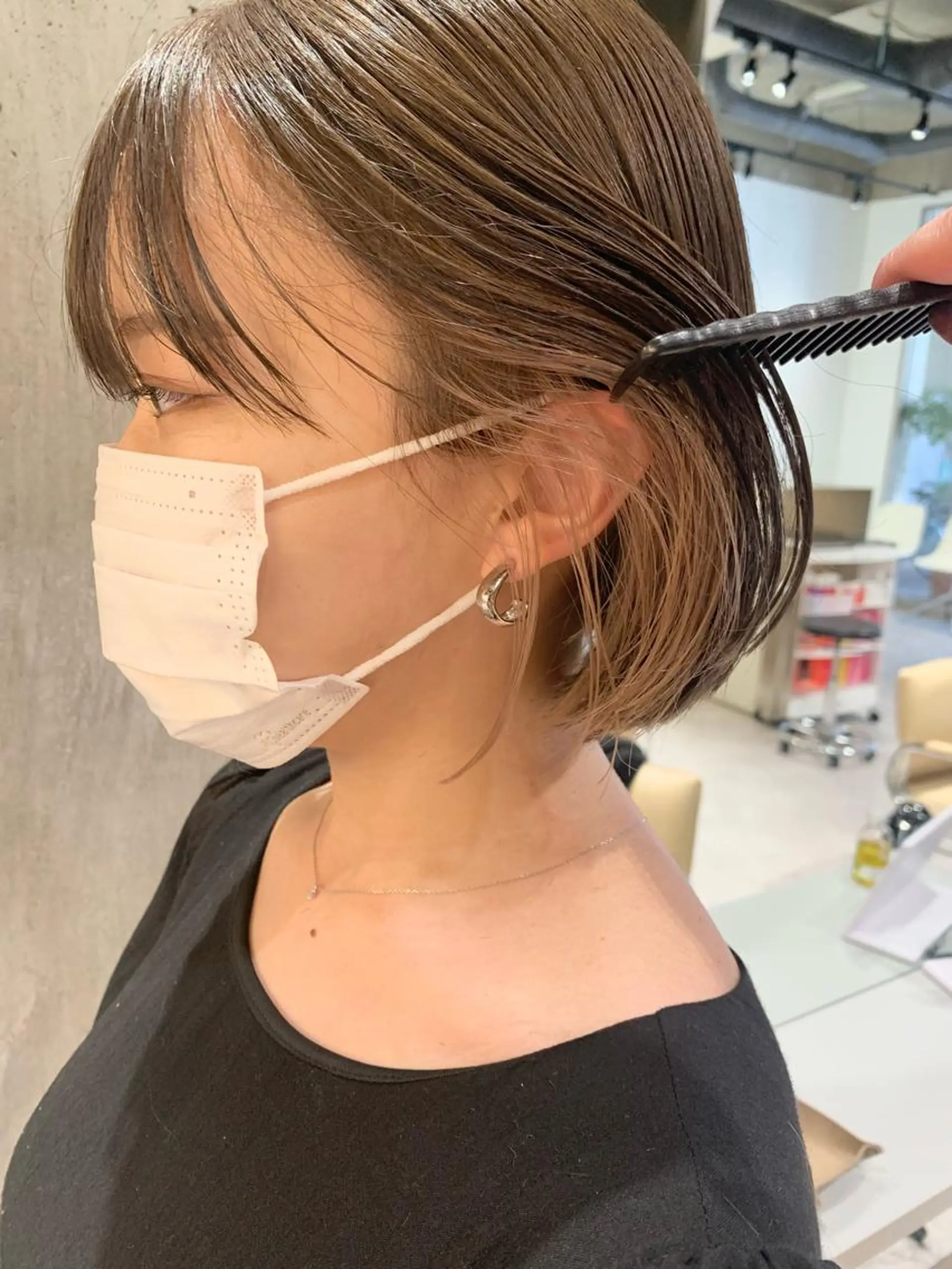ショート カラー ベージュカラー ペールベージュ iLi 《イリ》のヘアスタイル