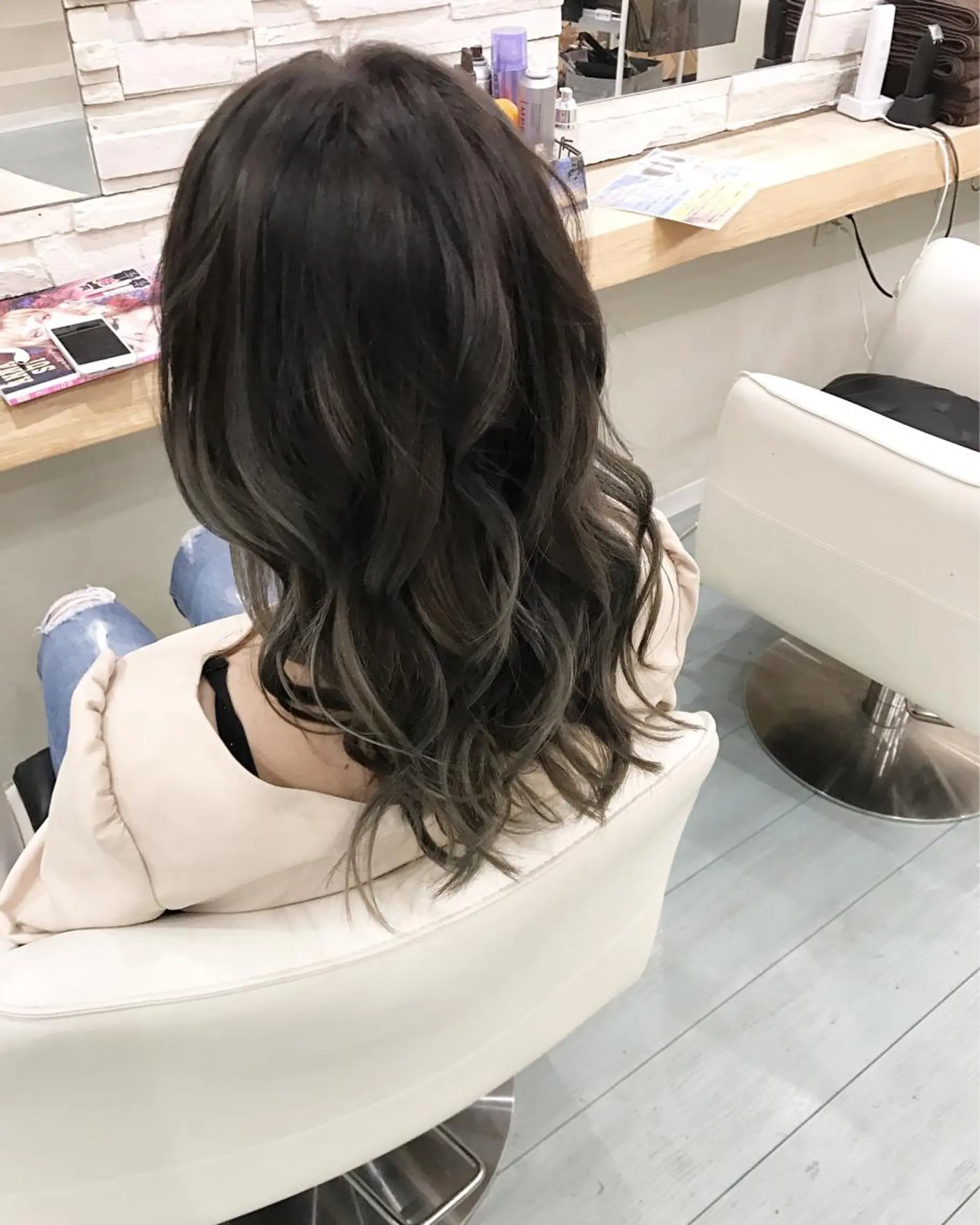 セミロング カラー グレージュ ハイライトカラー ハイライト カット ヘアカラー Blue hair lau所属・中川 仁のヘアスタイル