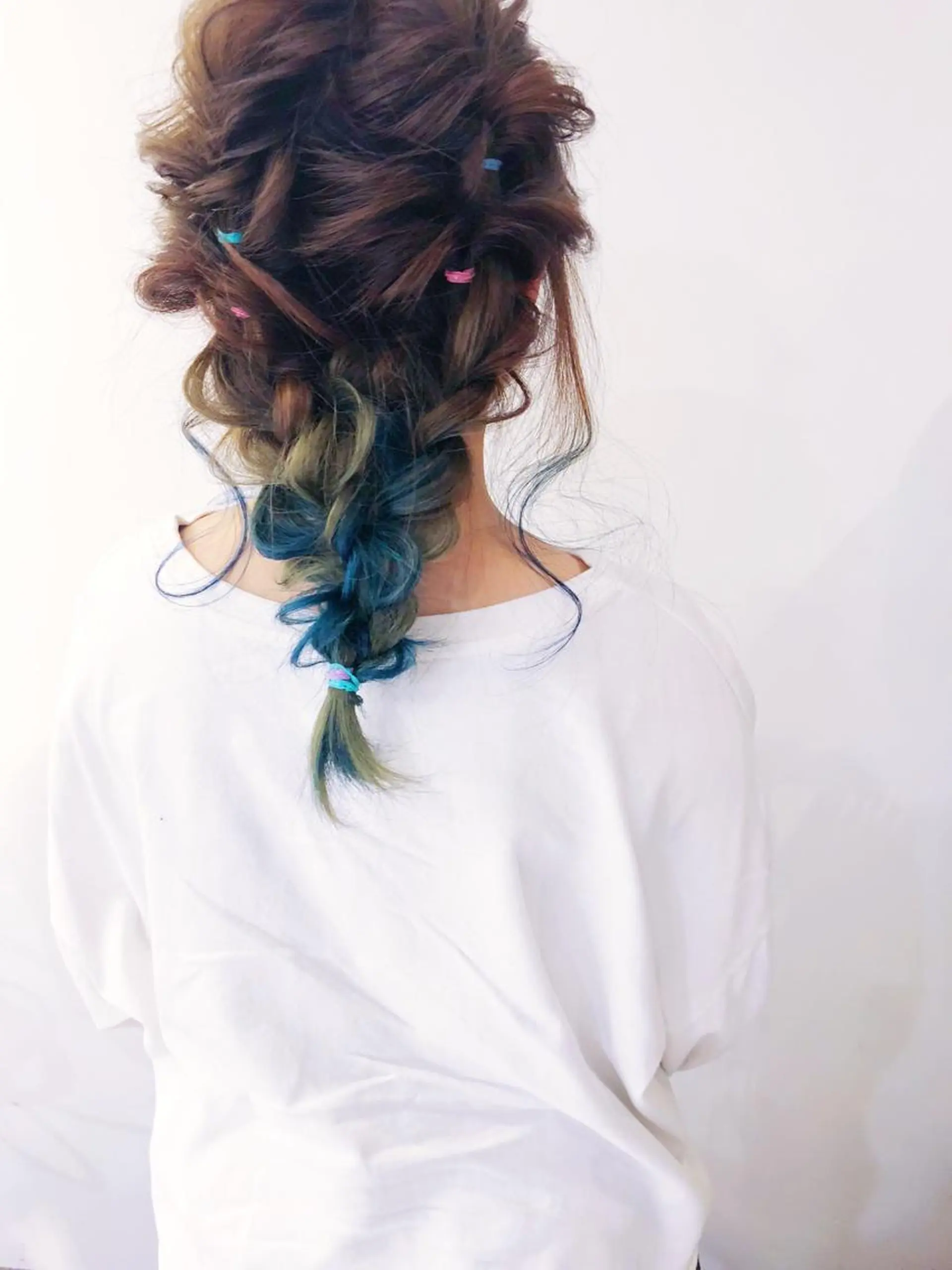 セミロング カラー ヘアアレンジ ブルーカラー インナーカラー 髪質改善、エクステ 山口卓哉のヘアスタイル