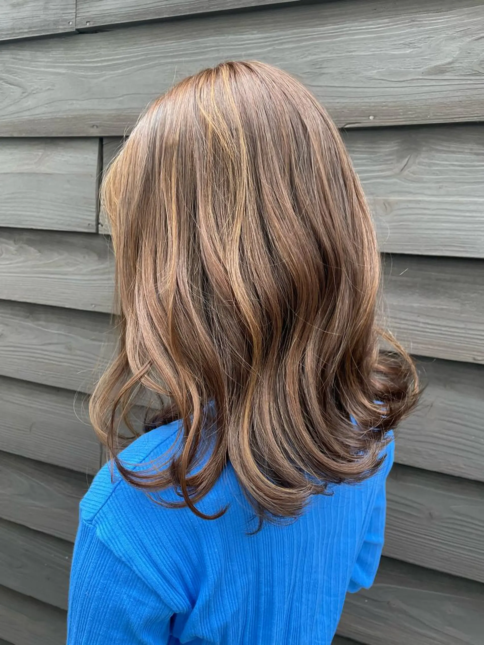 ミディアム ボブ ハイライト 岡田 奈々のヘアスタイル