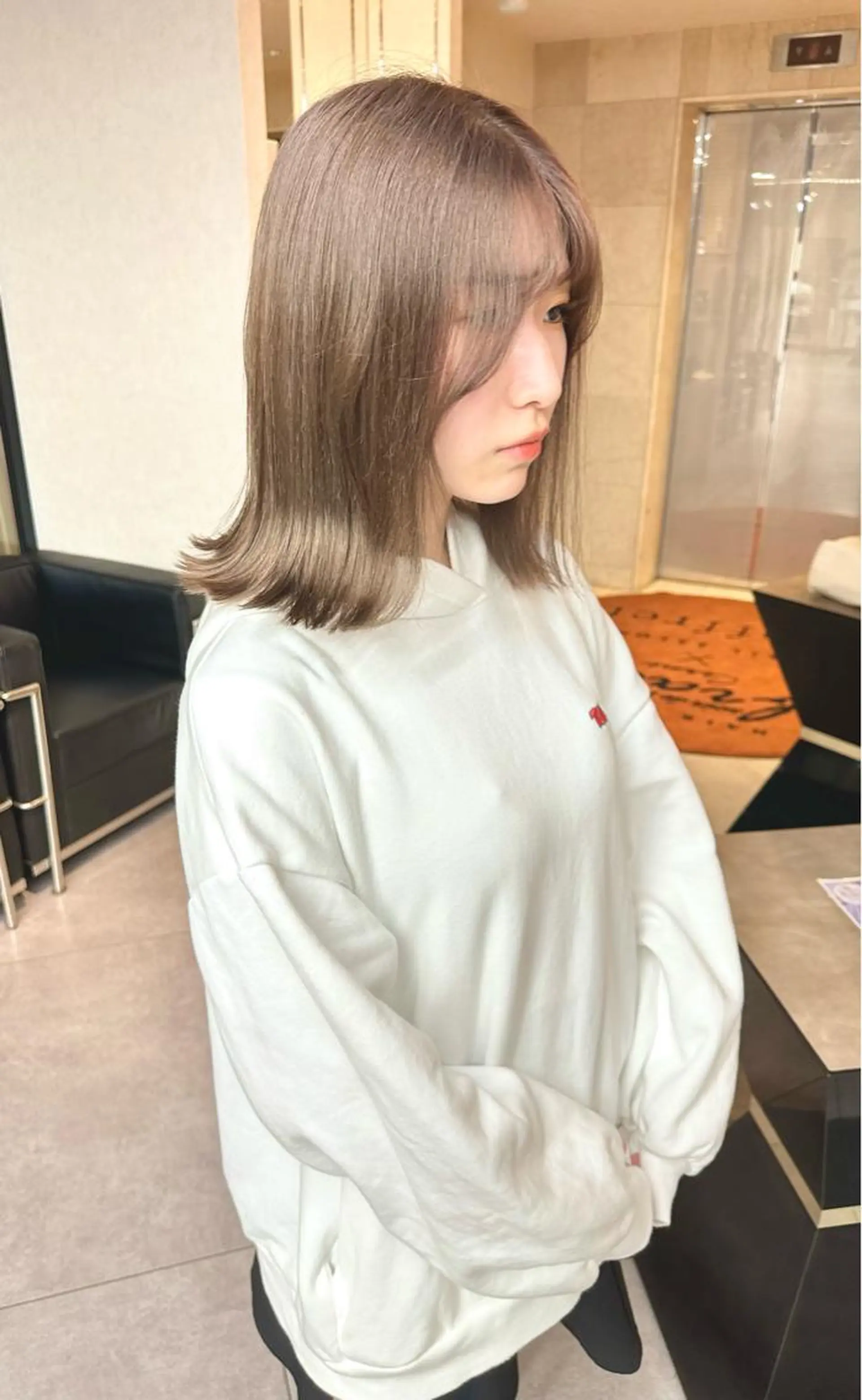 ミディアム カラー パーマ ヘアアレンジ ベージュカラー 外国人風カラー ウルフとハイトーン みっちー✂️のヘアスタイル