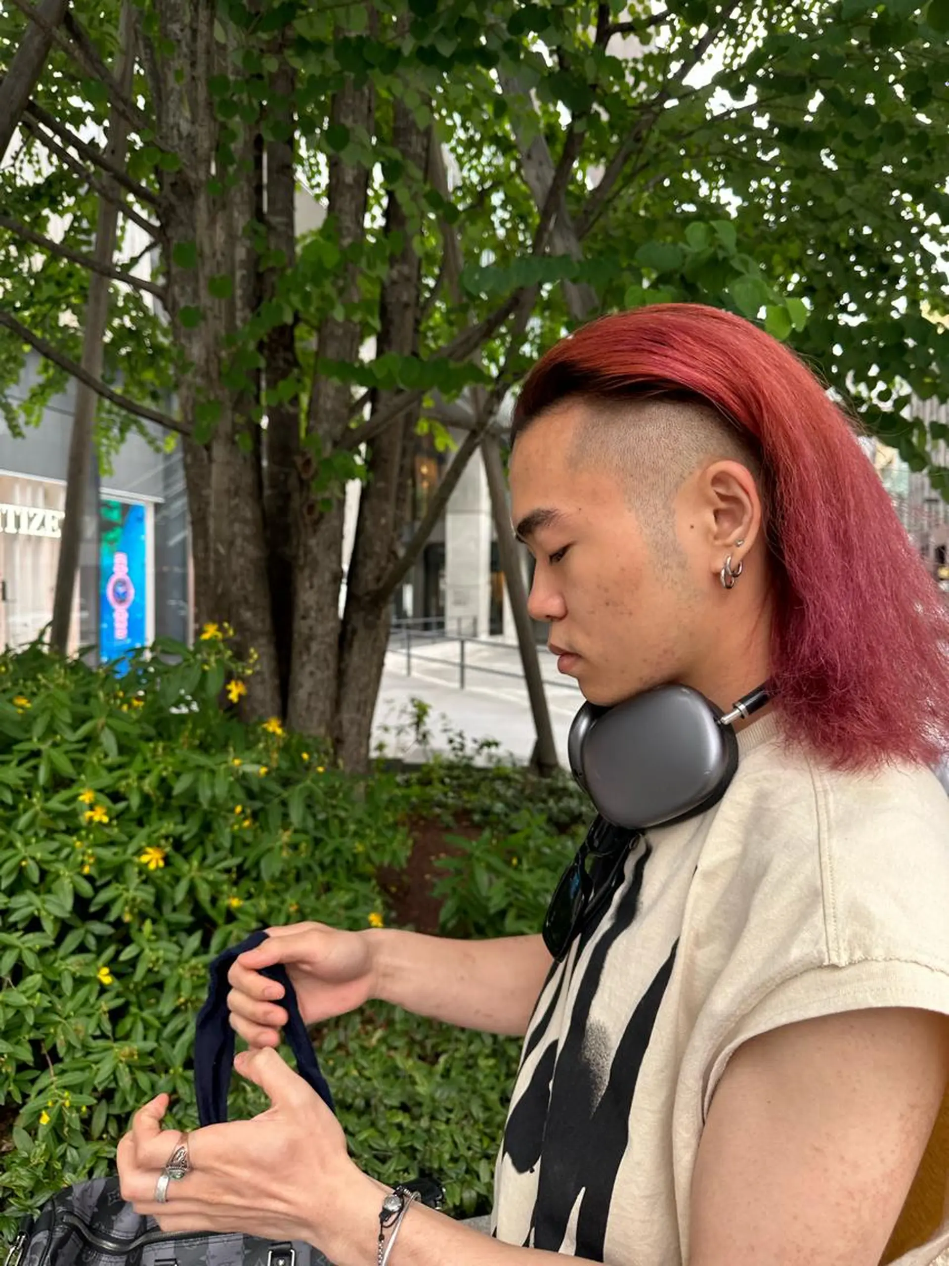 メンズ タイトボブ個性派カラ ーAKANEのヘアスタイル