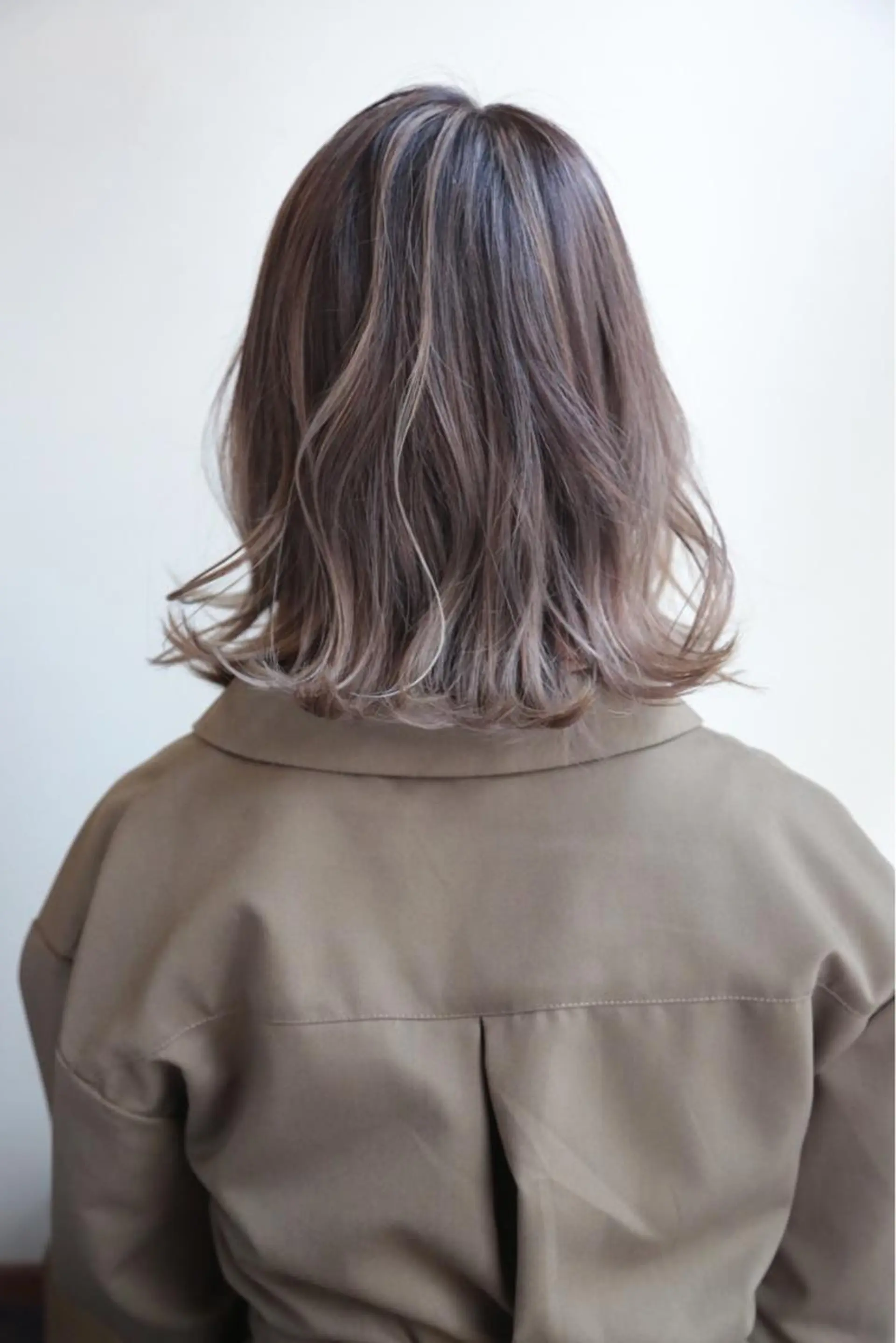 ミディアム カラー ヘアアレンジ バレイヤージュ グラデーションカラー ハイライトカラー ハイライト レイヤーカット 💟アイリスト 💟の眉毛・アイブロウイメージ