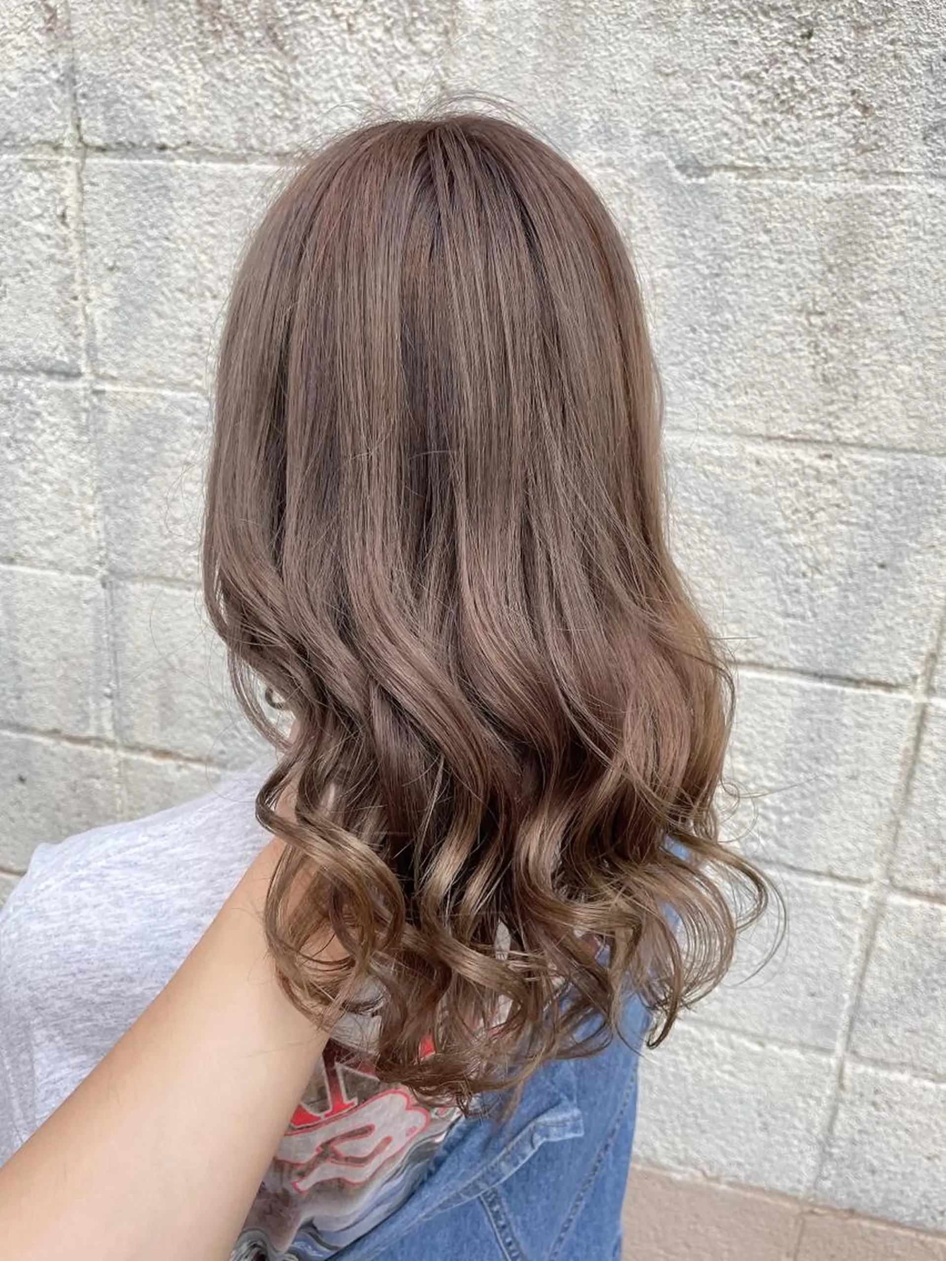 ミディアム カラー ブリーチ グレージュ ヘアアレンジ にいた　かづしげのヘアスタイル