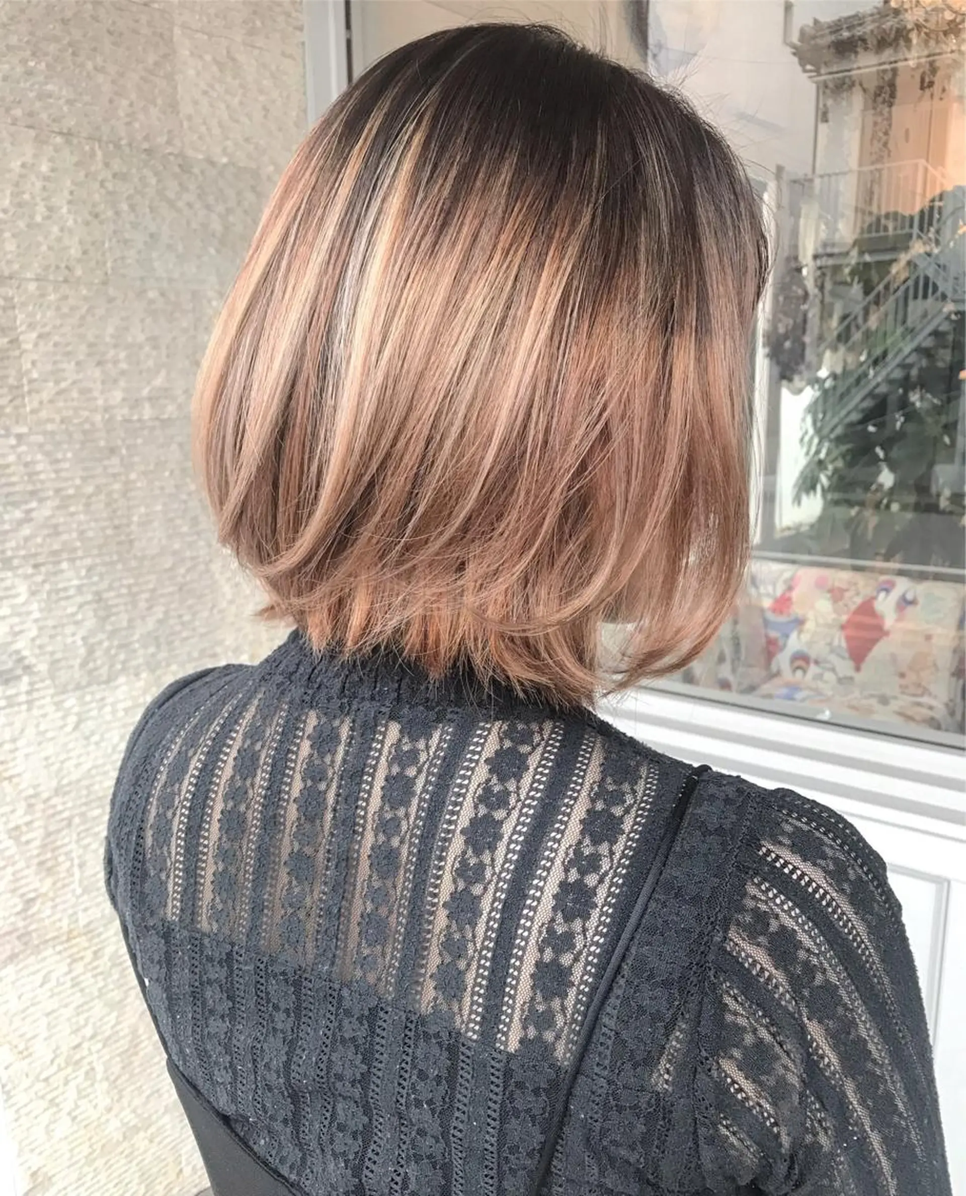 カラー ヘアアレンジ お団子ヘア 切りっぱなしボブ バレイヤージュ ブリーチ デザインカラー Mariana/ 鶴原-ハイライトのヘアスタイル