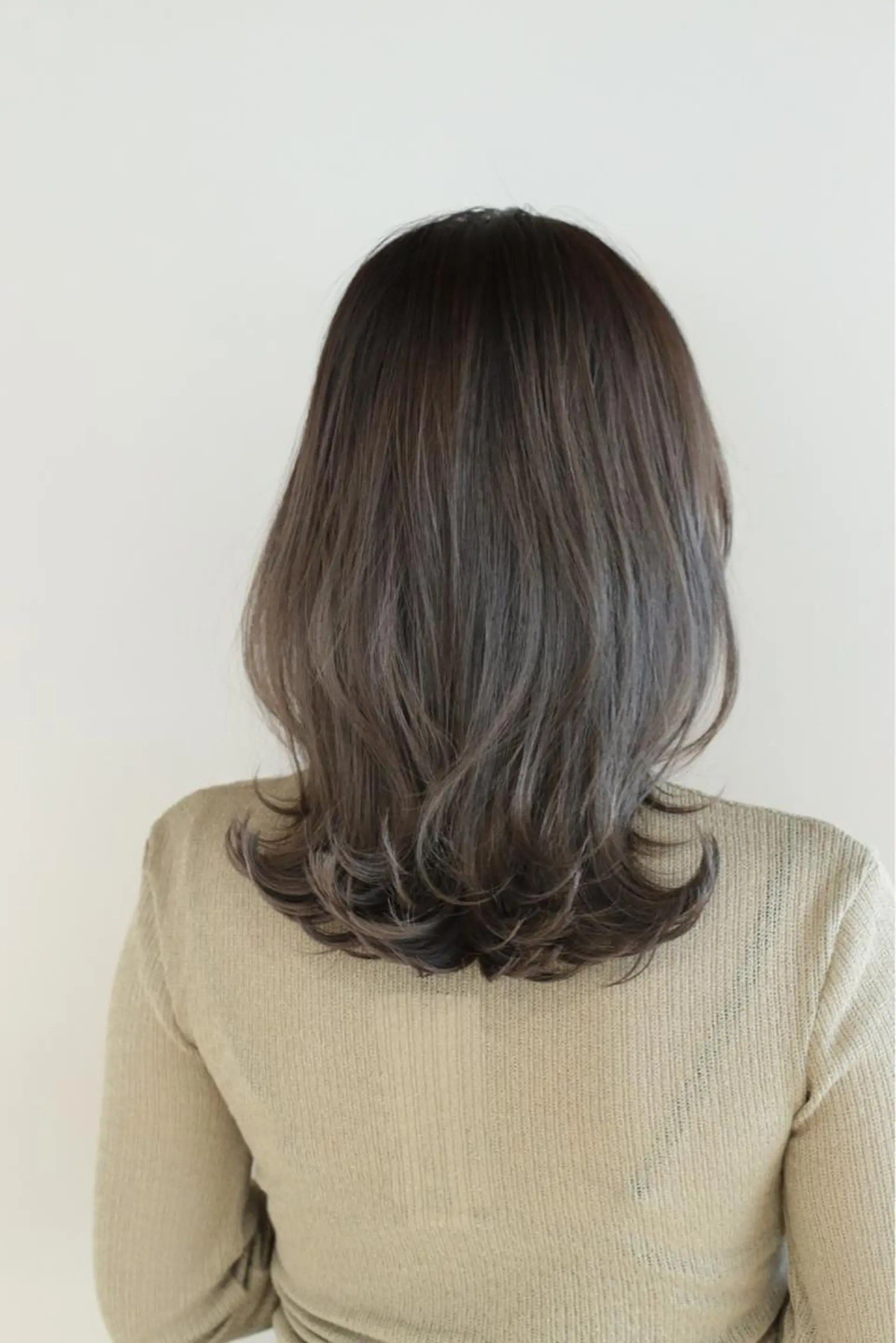 ミディアム カラー グレージュ くびれヘア レイヤーカット 🍼顔周りカット/ レイヤー/小川華奈のヘアスタイル