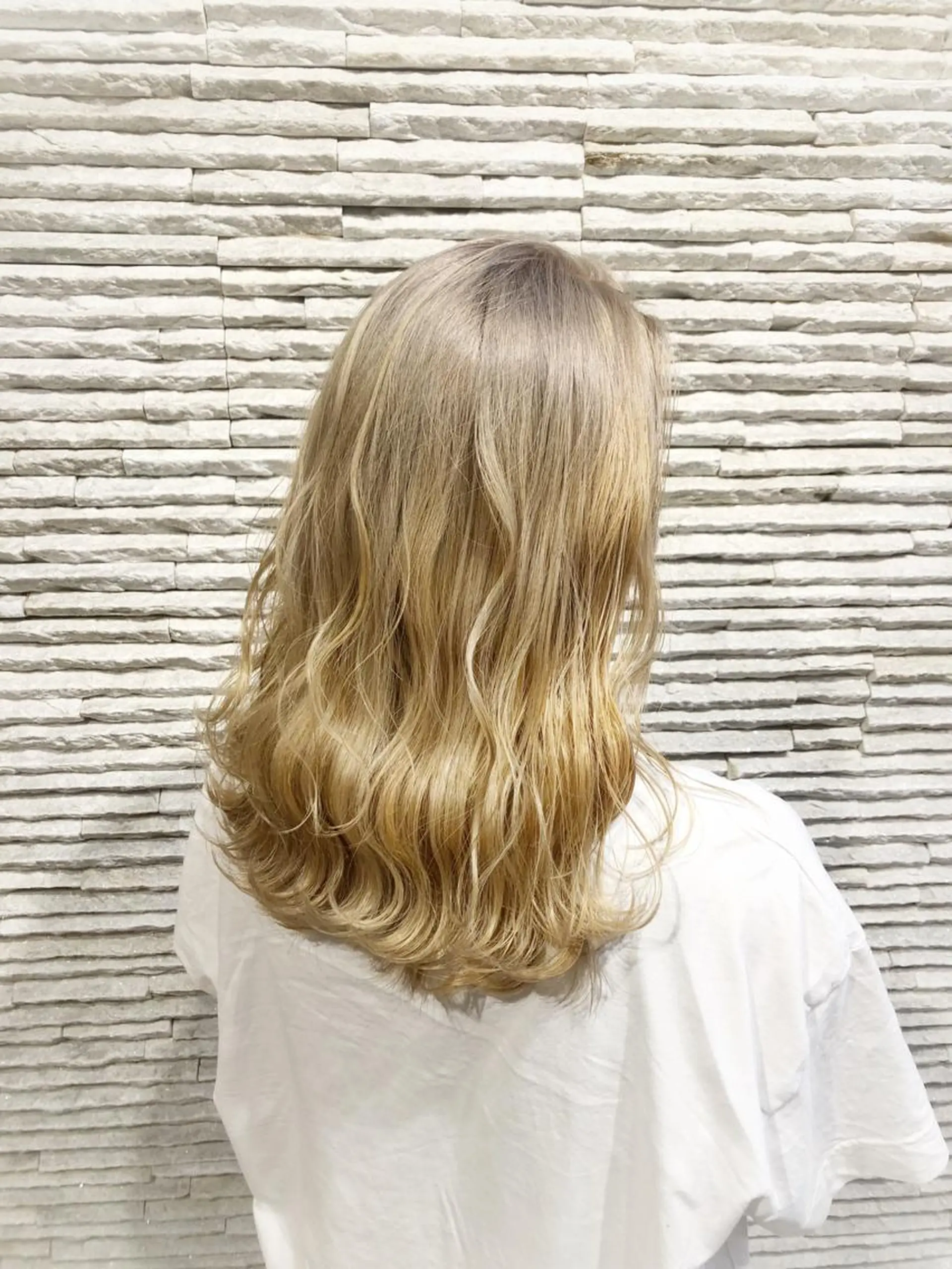 セミロング カラー ブリーチ ヘアカラー 嶋田 ゆきのヘアスタイル