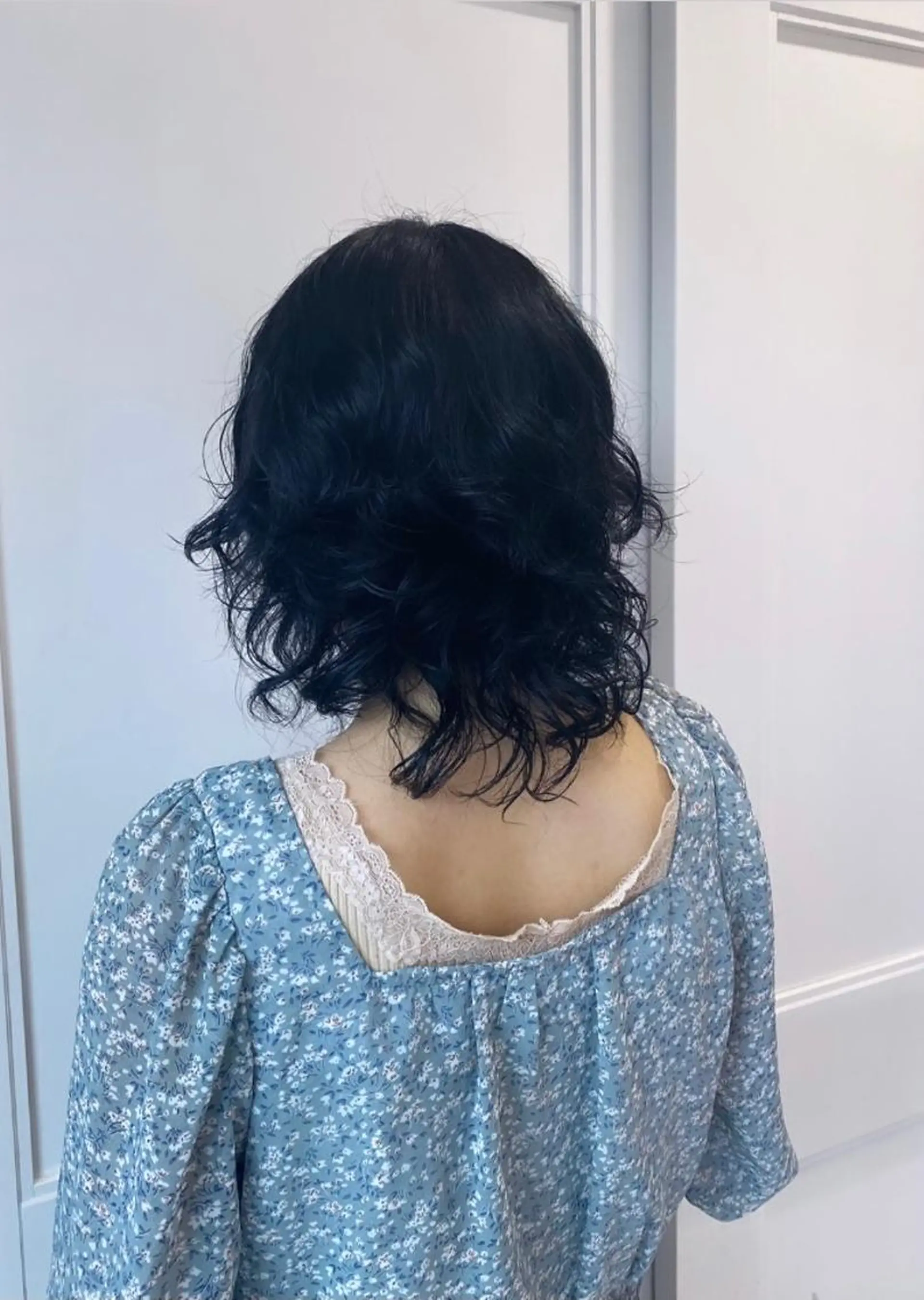 ミディアム カラー 黒髪 ブリーチ ブルーカラー ブルーブラック 透明感カラー Ayuna /透明感カラーのヘアスタイル