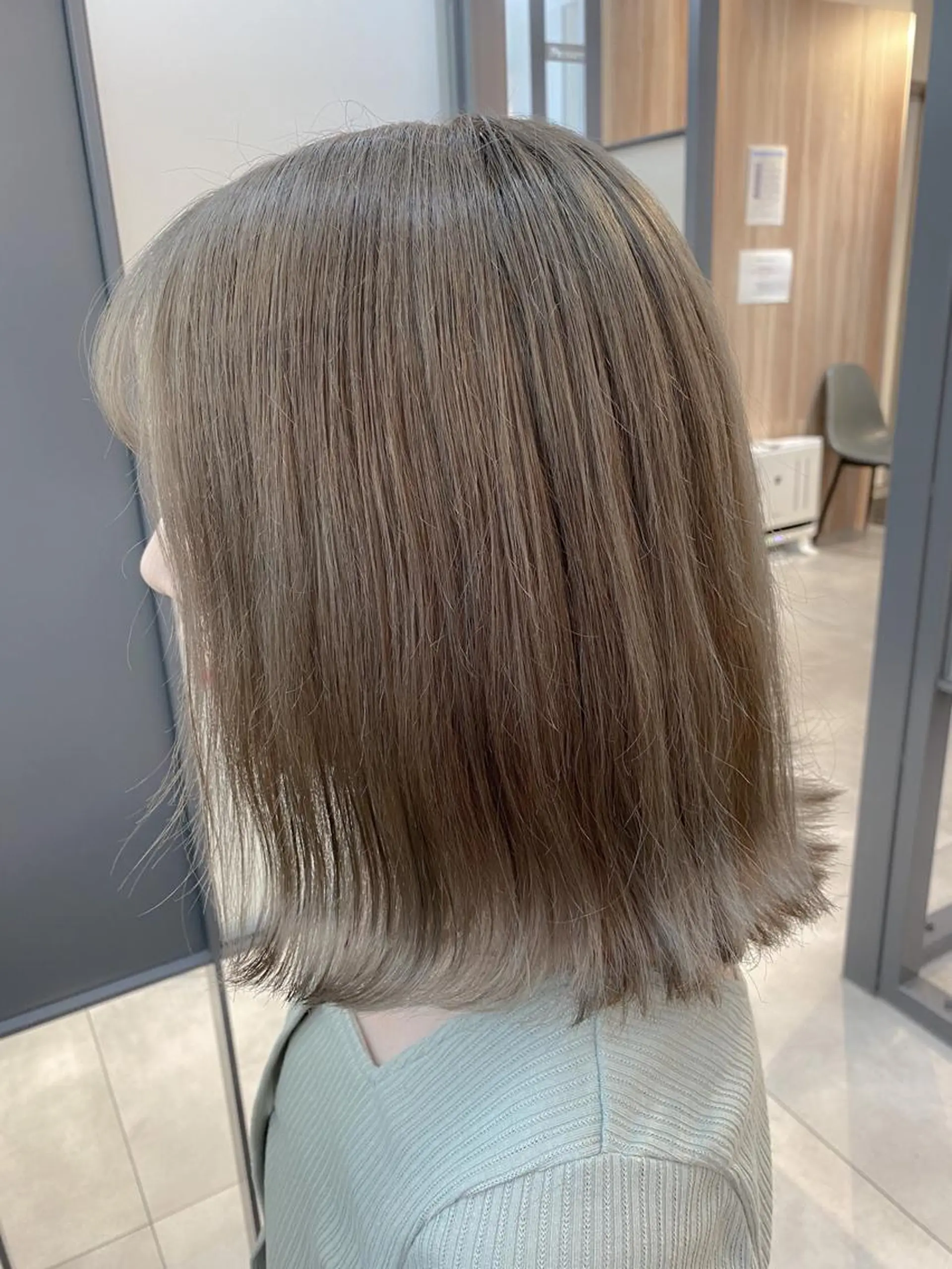 ミディアム カラー アッシュ ブリーチ ケアブリーチ ミルクティーアッシュ 【透明感、艶髪】西村 有司のヘアスタイル