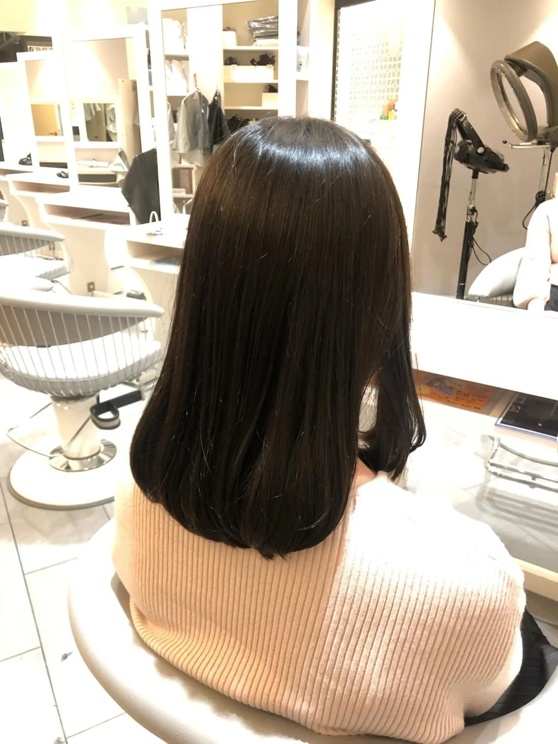 ミディアム Ｈａｉｒ’ｓ Ｇａｌｌeｒｙ所属・コテ巻きパーマ 阪上 沙織のヘアスタイル