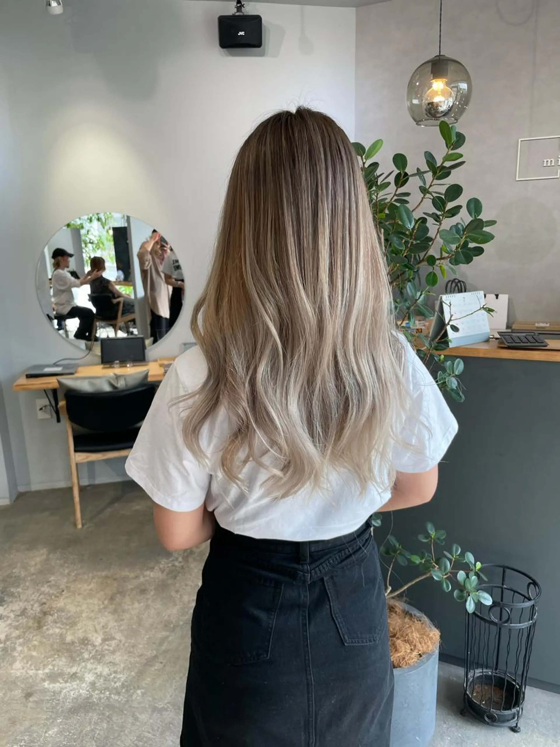 ロング 岸川 恭子のヘアスタイル