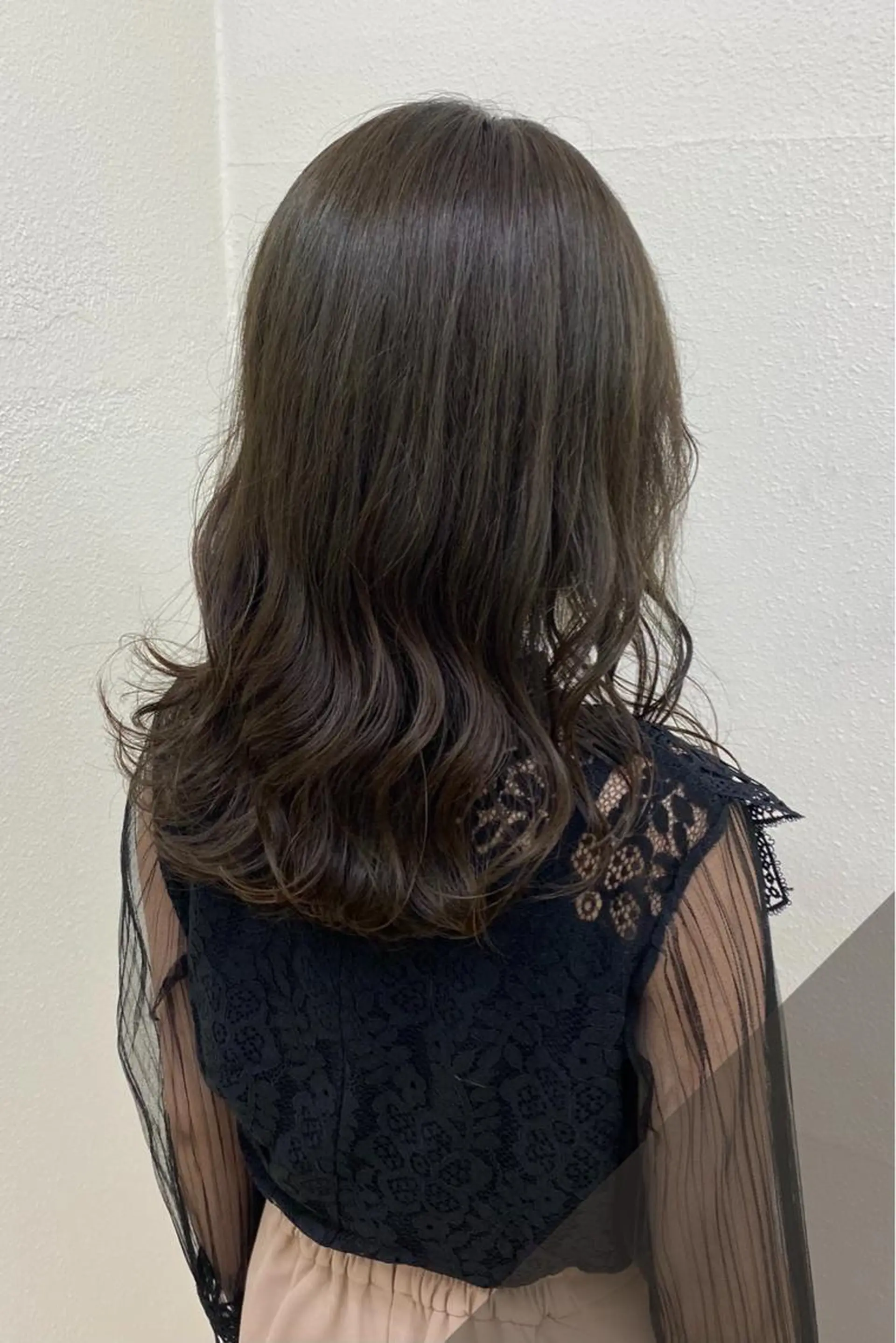 ロング カラー ベージュカラー オリーブベージュ 菊地 紗矢のヘアスタイル