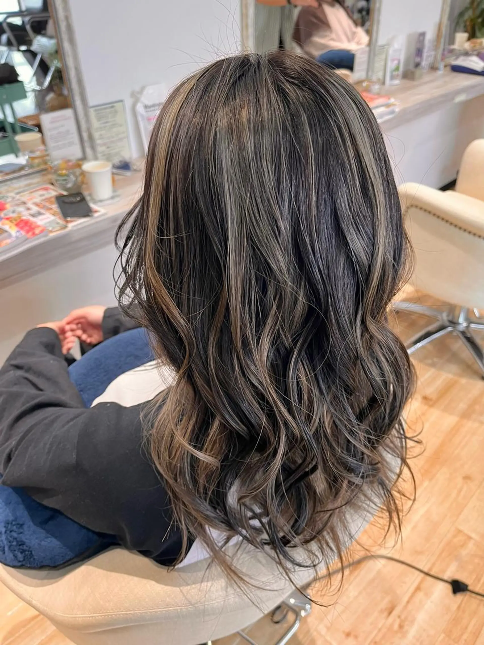 ロング カラー バレイヤージュ ベージュカラー レイヤーカット Atelier 大内のヘアスタイル