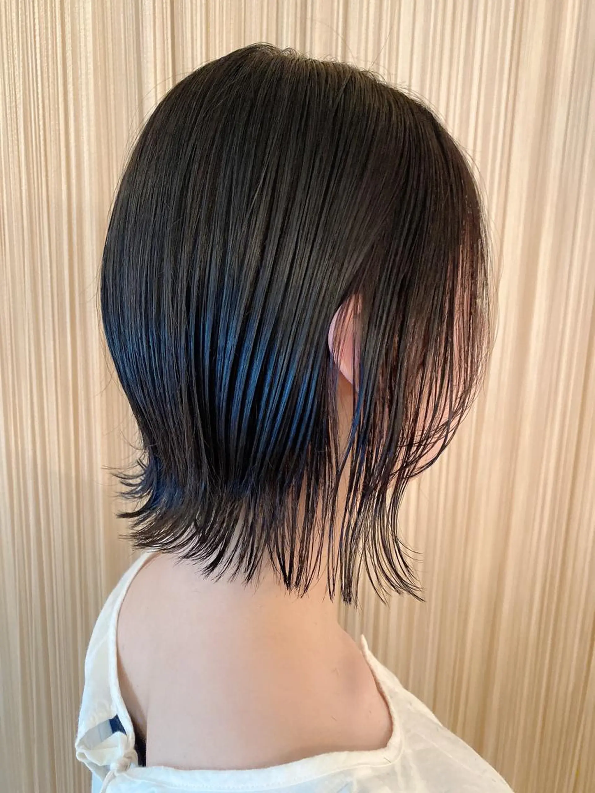 ミディアム ボブ 外ハネヘア くせ毛×ショート 上岡勇祐のヘアスタイル