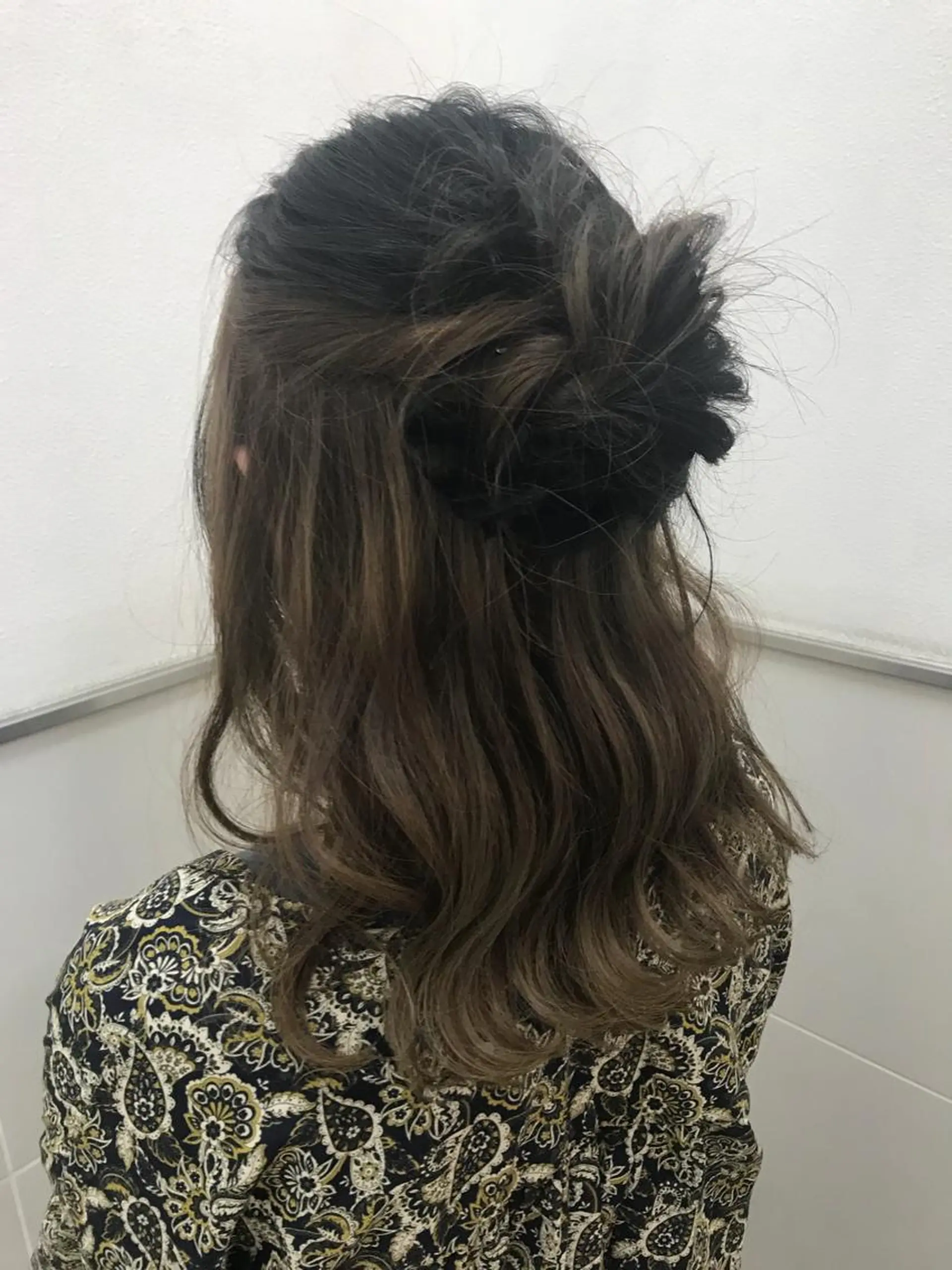 セミロング カラー ブリーチ ブロンド メンズサロン アソビ元町のヘアスタイル