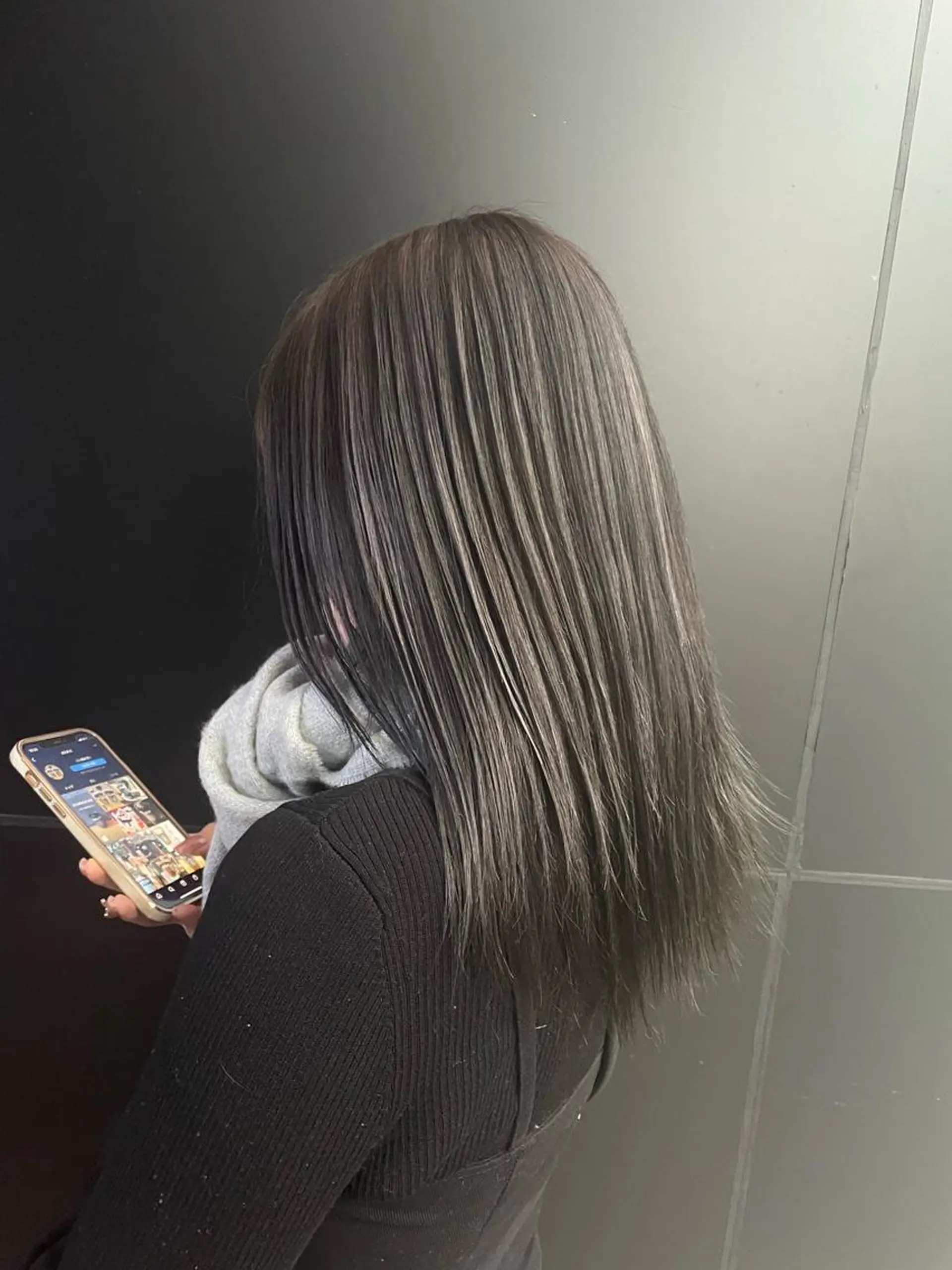 セミロング カラー ハイライトカラー シルバー ハイライト 【柏メンズパーマ職人 】店長　KAZUMAのヘアスタイル