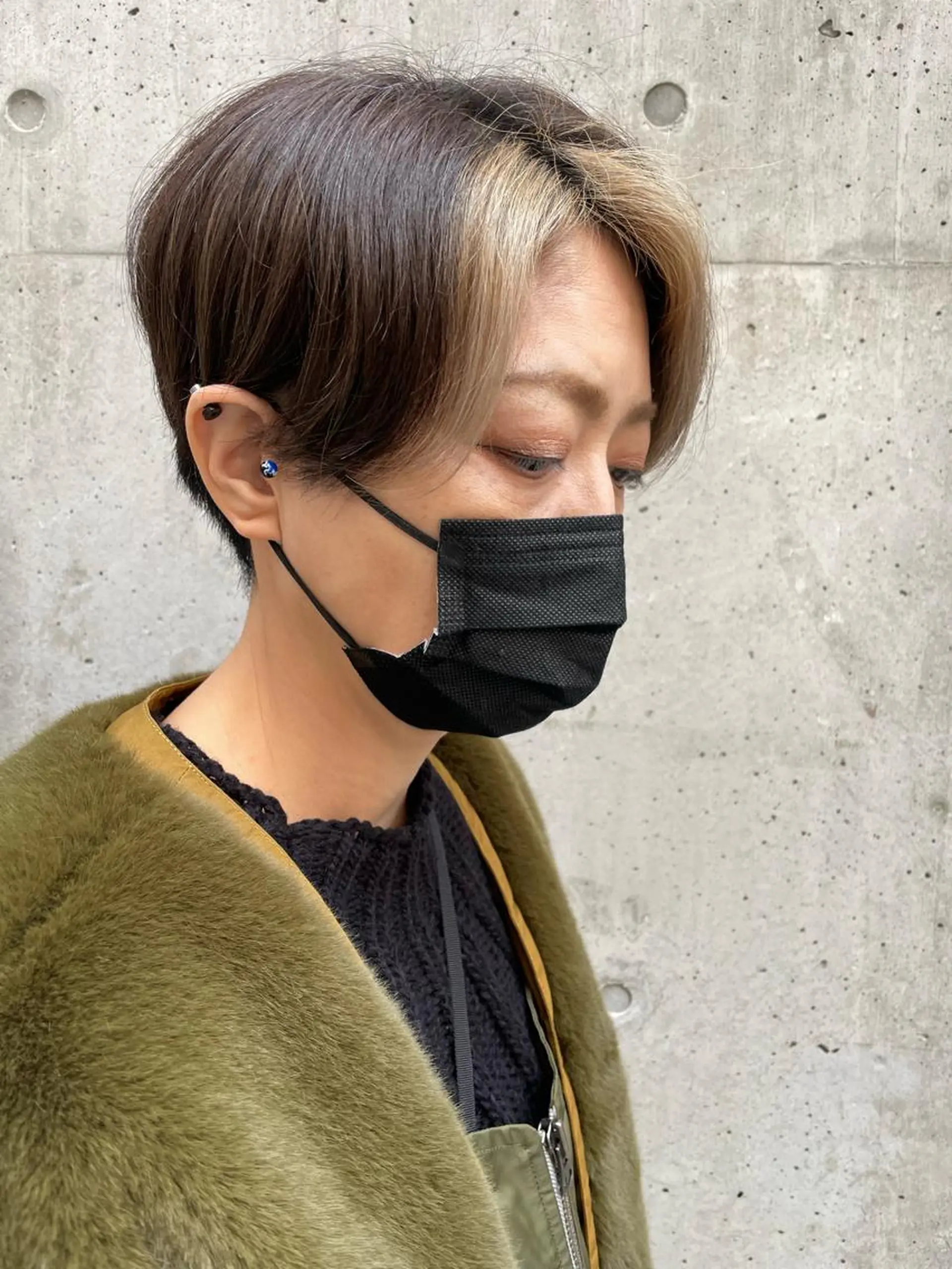 ショート カラー ハンサムショート ブリーチ ブラウンカラー ケアブリーチ ダークブラウン カット ヘアカラー 天野 瑠真のヘアスタイル