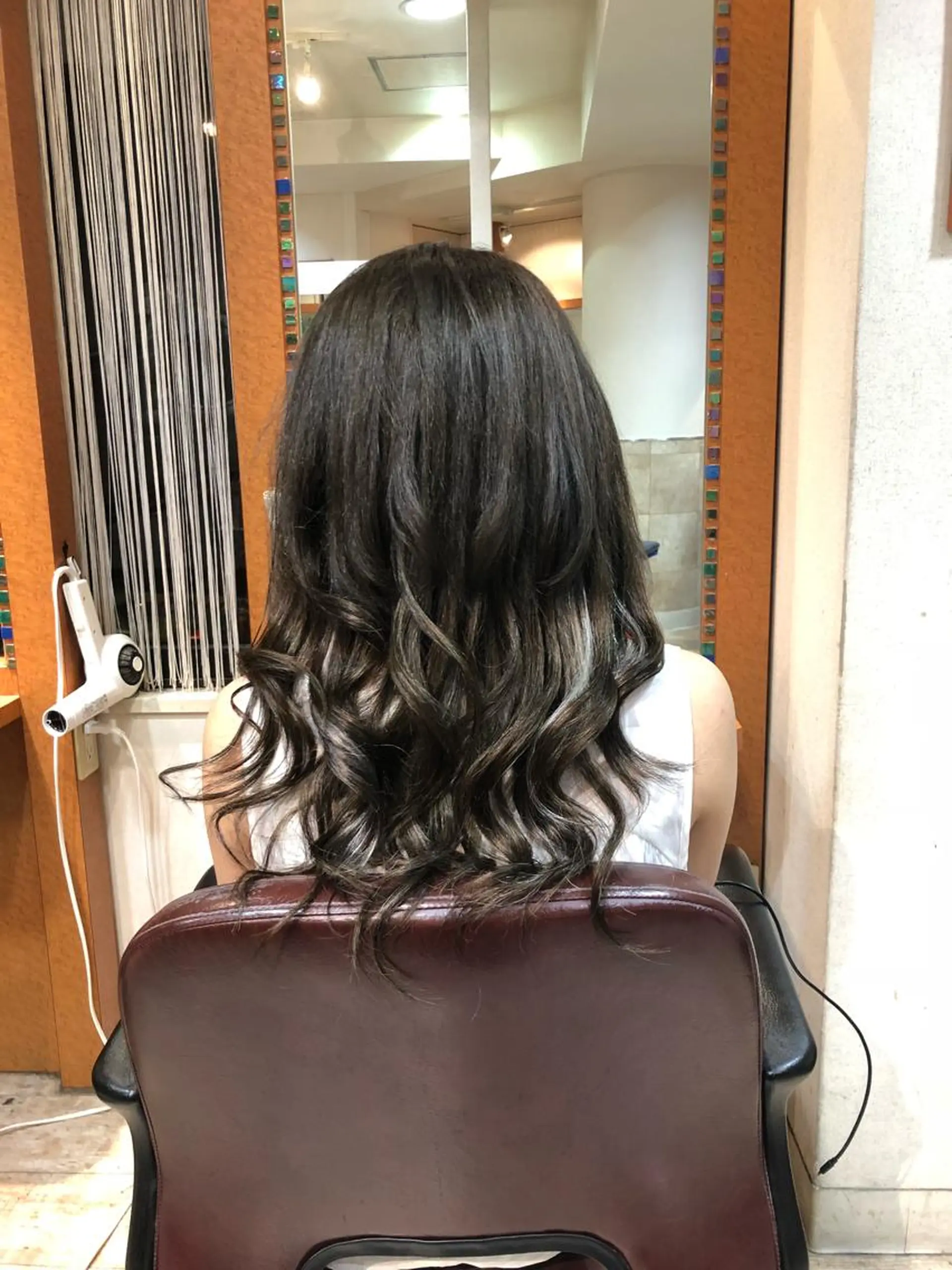 ミディアム カラー グレージュ ハイライトカラー エクステ ハイライト 100%髪質改善特化 TRUNSのヘアスタイル