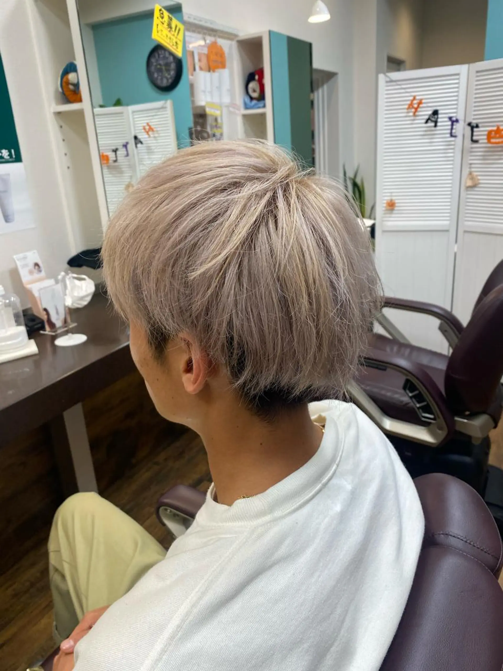 ショート カラー メンズ ベージュカラー ホワイトベージュ 髪質改善特化美容師 酸性ストレート近藤俊のヘアスタイル
