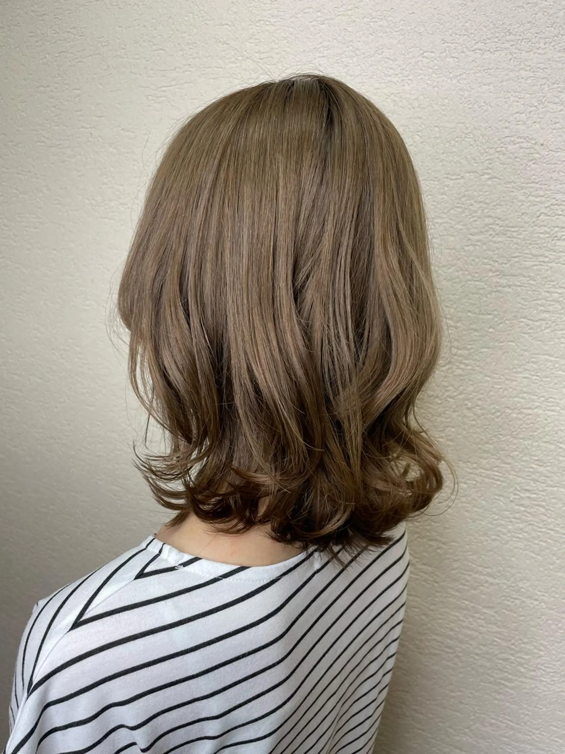 ミディアム カラー ベージュカラー ブリーチ ミルクティーベージュ モードケイズ塚口 河野髪質改善ioLuのヘアスタイル