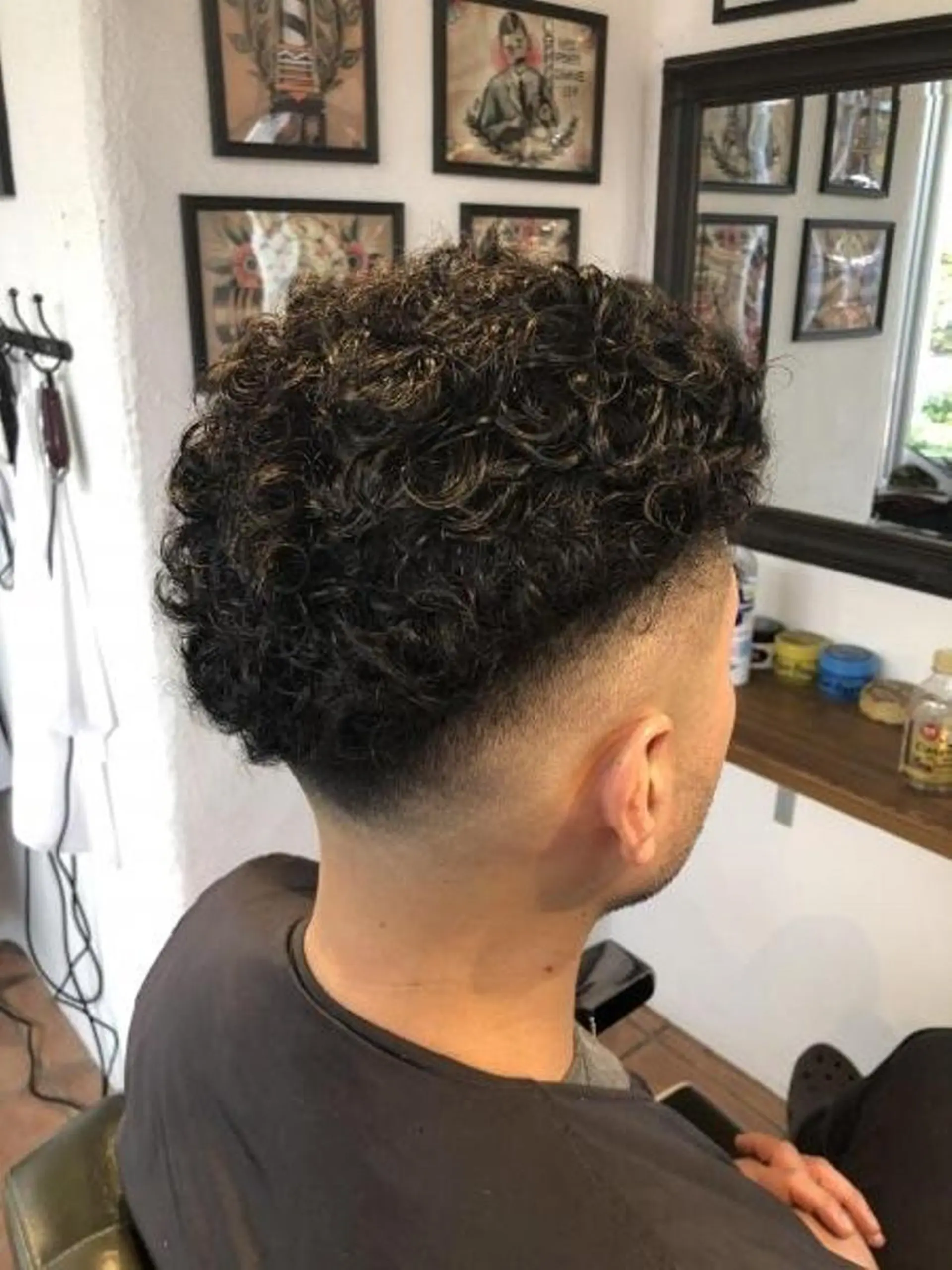 ショート パーマ メンズ フェードカット メンズパーマ スキンフェード カット パーマ 冨士川 英樹のヘアスタイル