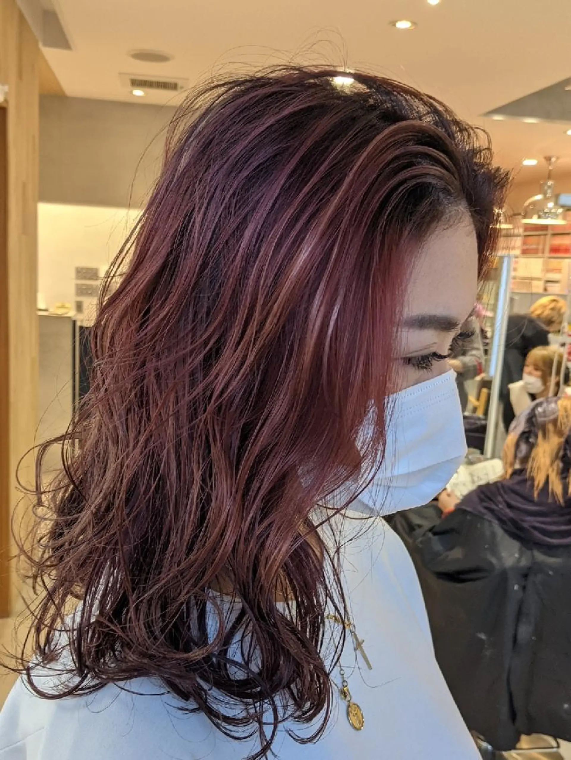 セミロング カラー バレイヤージュ ハイライトカラー レッドカラー ハイライト レイヤーカット カット 縮毛矯正 トリートメント nameless髪質 改善ブリーチ心斎橋のヘアスタイル