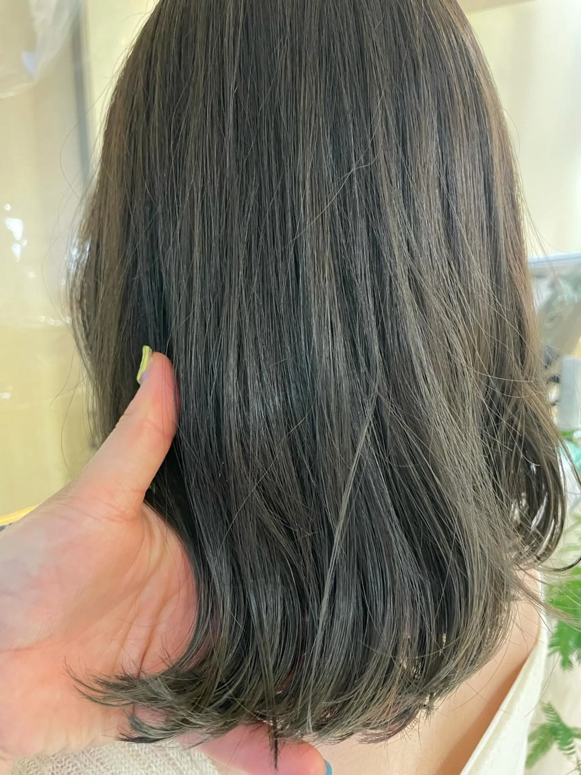 ミディアム カラー ベージュカラー オリーブベージュ 大石 陽菜のヘアスタイル