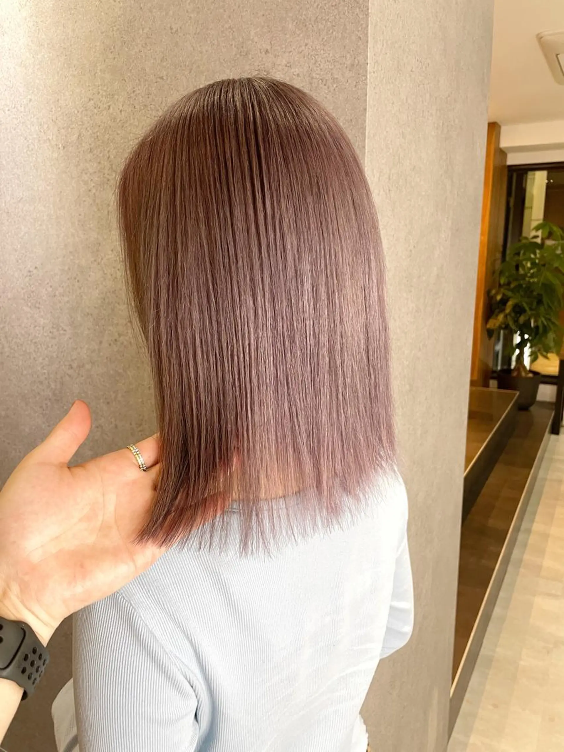 セミロング カラー アッシュ ブリーチ ダブルカラー グレージュ ハイトーンカラー KEISUKE🐶 カラー✨エクステのヘアスタイル