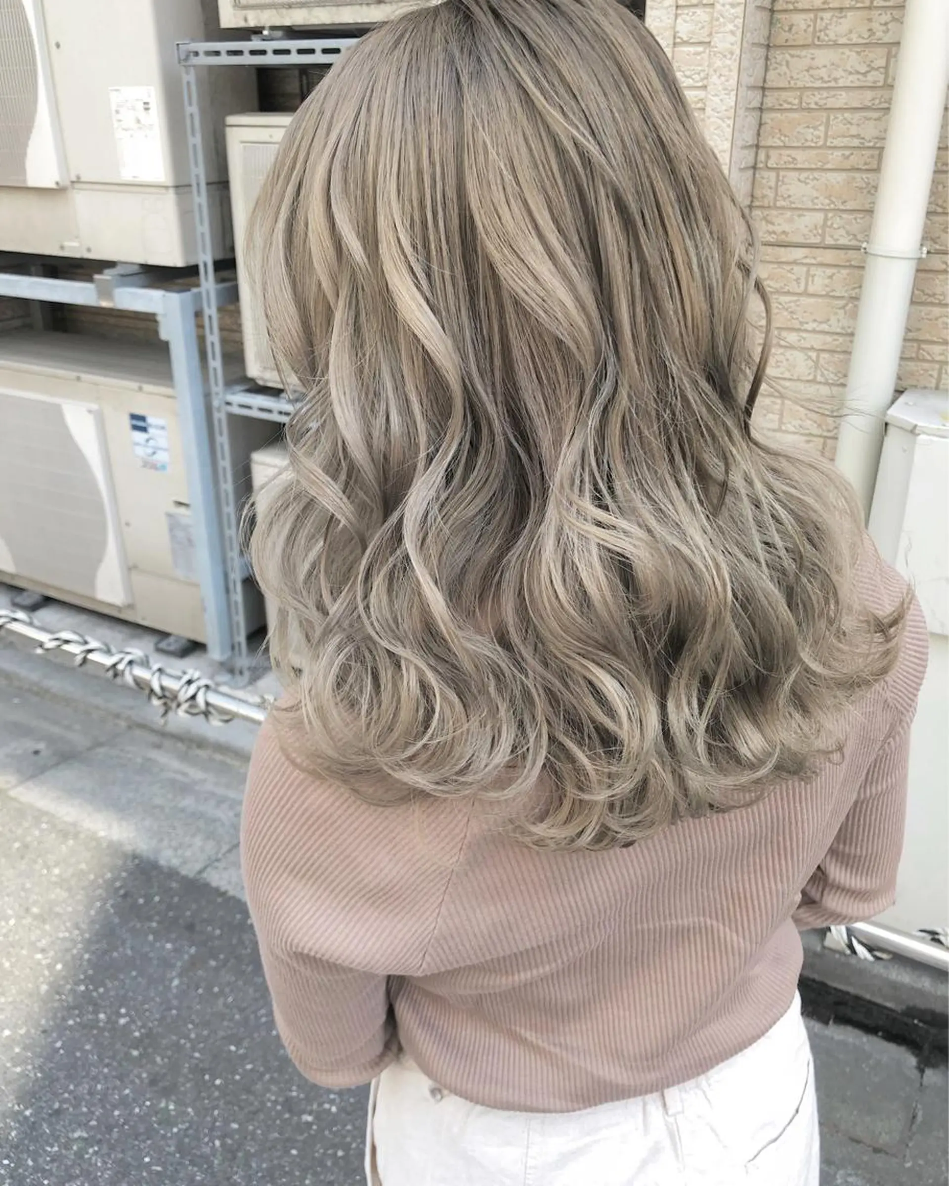 セミロング カラー アッシュ ベージュカラー トップスタイリスト 小澤純一のヘアスタイル