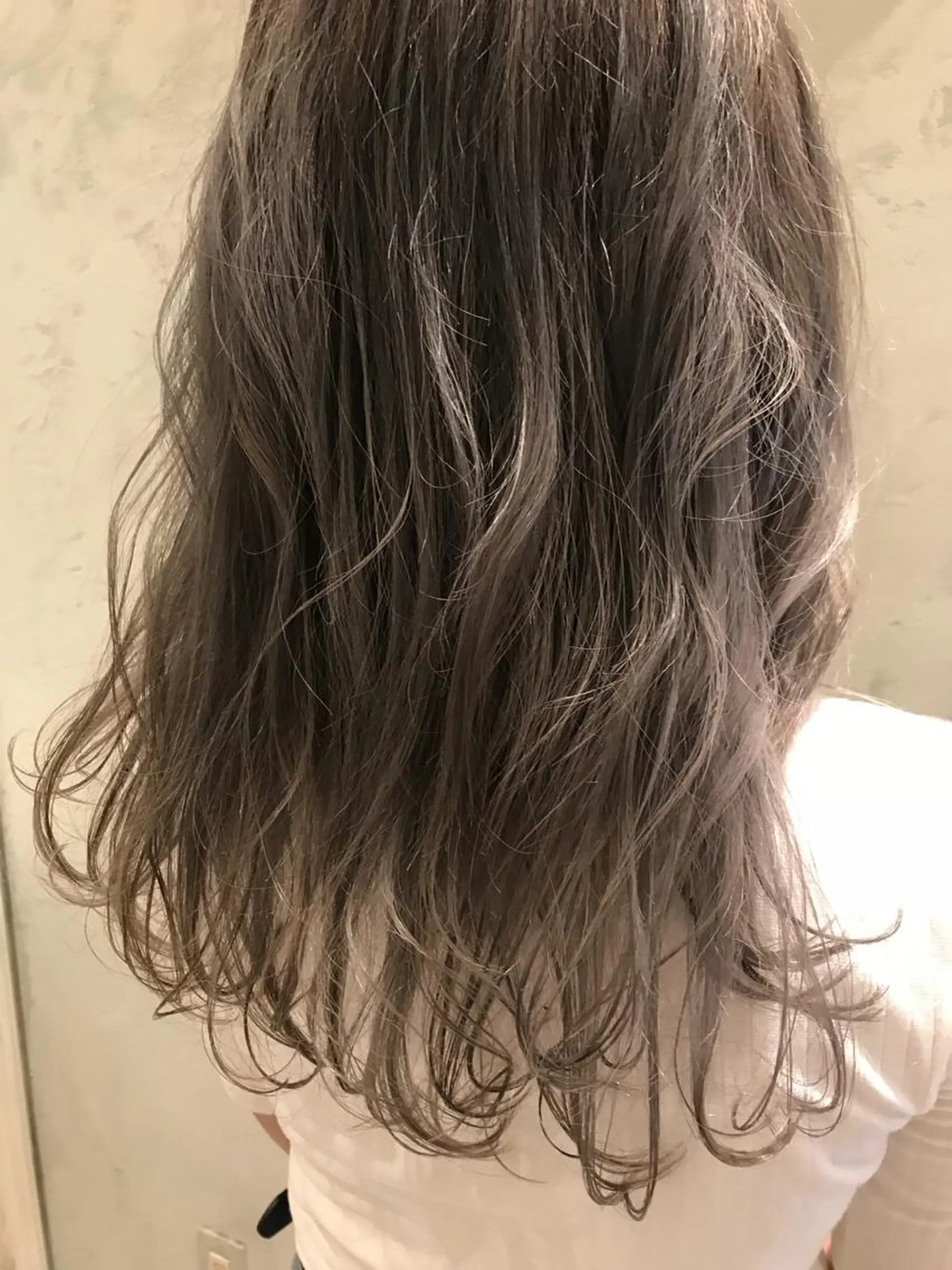 ロング カラー ベージュカラー ブリーチ SAKINO． ベージュカラーのヘアスタイル