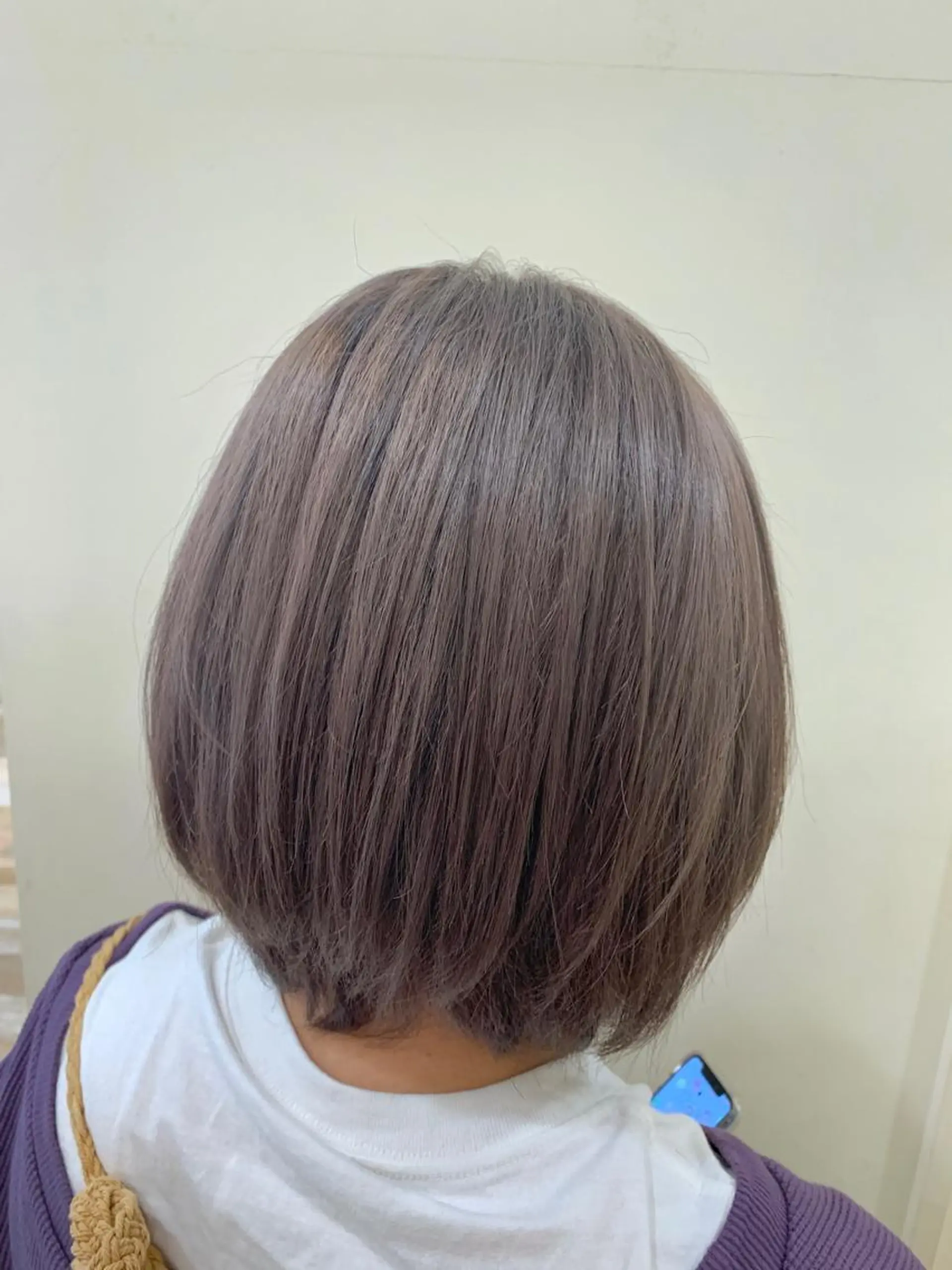 ショート カラー ベージュカラー ブリーチ グレージュ ぱつっとボブ/ 小野あかねのヘアスタイル