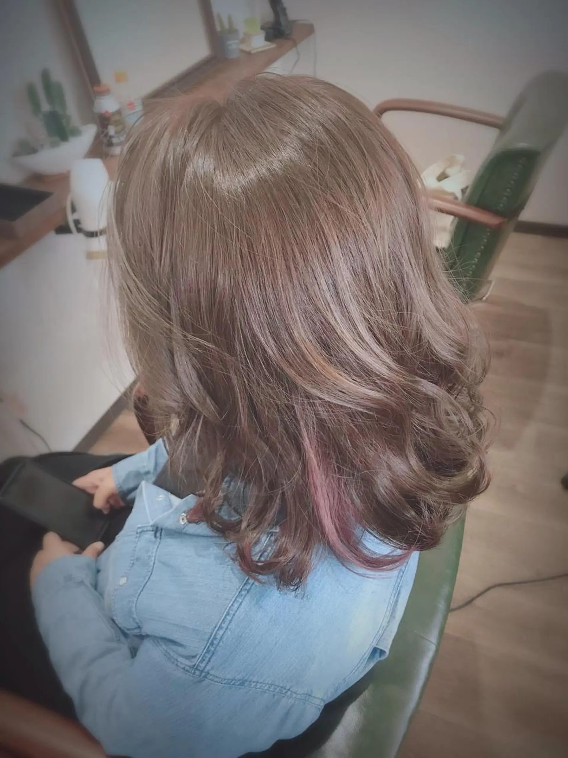 ミディアム カラー ベージュカラー インナーカラー ミルクティーベージュ ピンクカラー バイオレットカラー ヘアカラー トリートメント Rug Relief 吉田のヘアスタイル