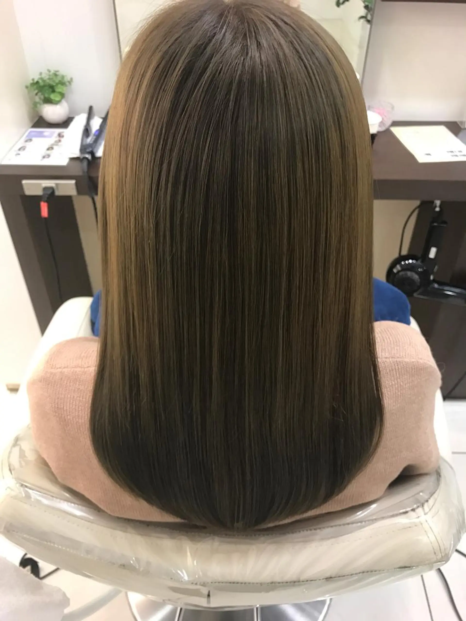 セミロング 縮毛矯正/髪質改善 継続する美髪のヘアスタイル