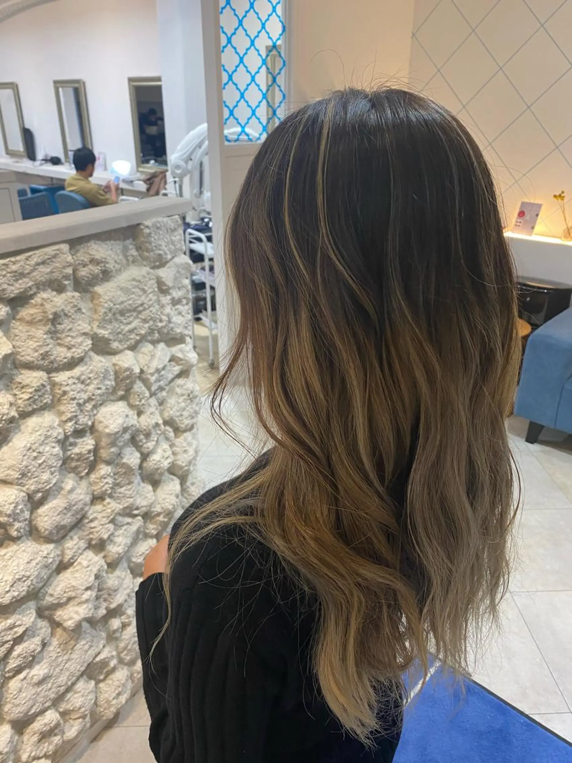 ロング カラー ベージュカラー ハイライトカラー ハイライト ヘアカラー トリートメント AngeBay.NaHa所属・饒平名 知也のヘアスタイル