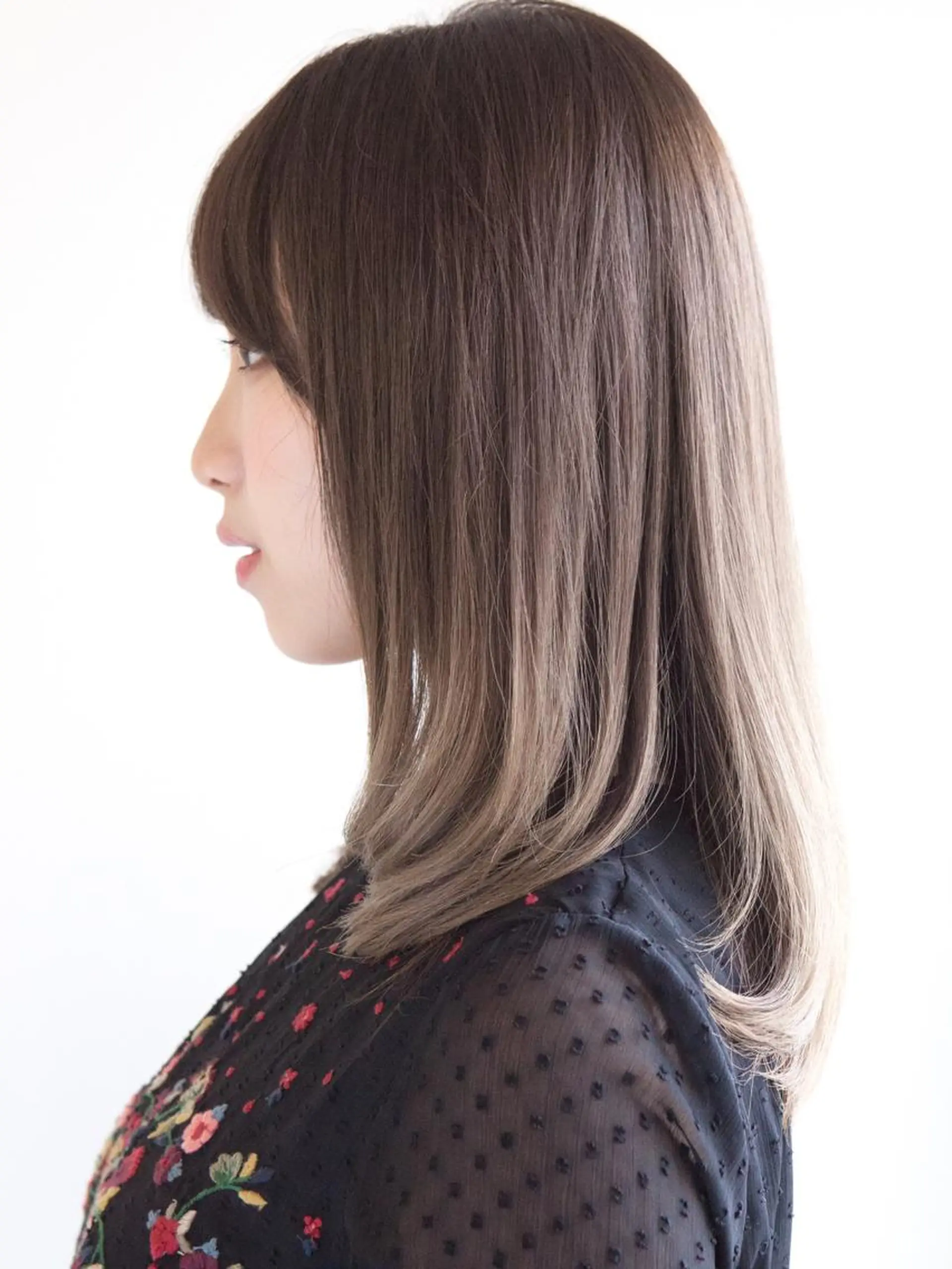 ミディアム カラー ブリーチ グラデーションカラー カット ヘアカラー トリートメント Livingu youのヘアスタイル