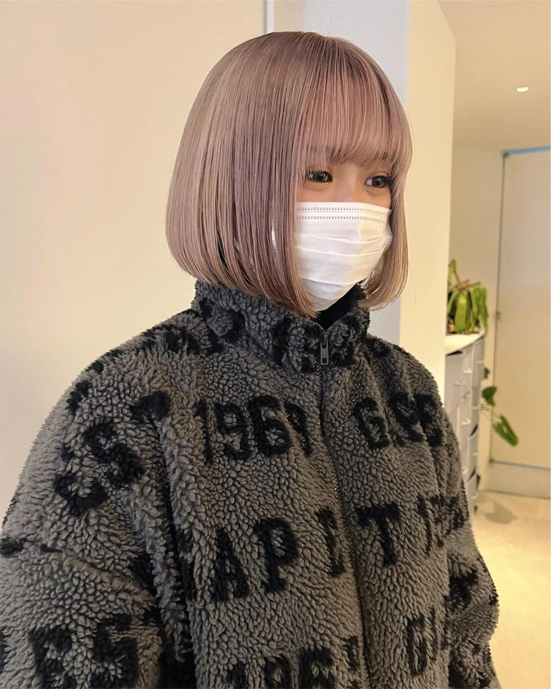 ショート カラー 切りっぱなしボブ ベージュカラー ブリーチ ハイトーンカラー ホワイトベージュ RAIMA ケアハイトーンのヘアスタイル