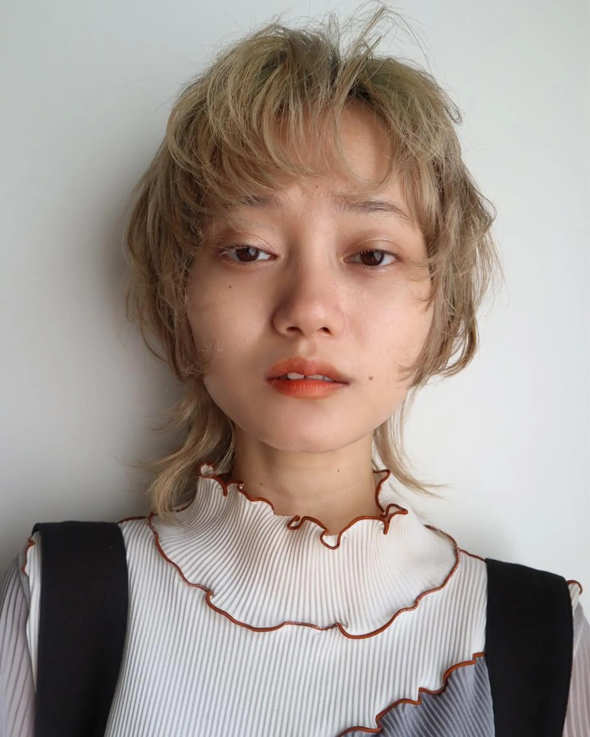 ミディアム カラー パーマ ヘアアレンジ メンズ キッズ ネイル マツエク・マツパ メンズハイトーン メンズウルフカット ベージュカラー ハイトーンカラー ハイトーンベージュ ウルフレイヤーカット /チヒロのヘアスタイル