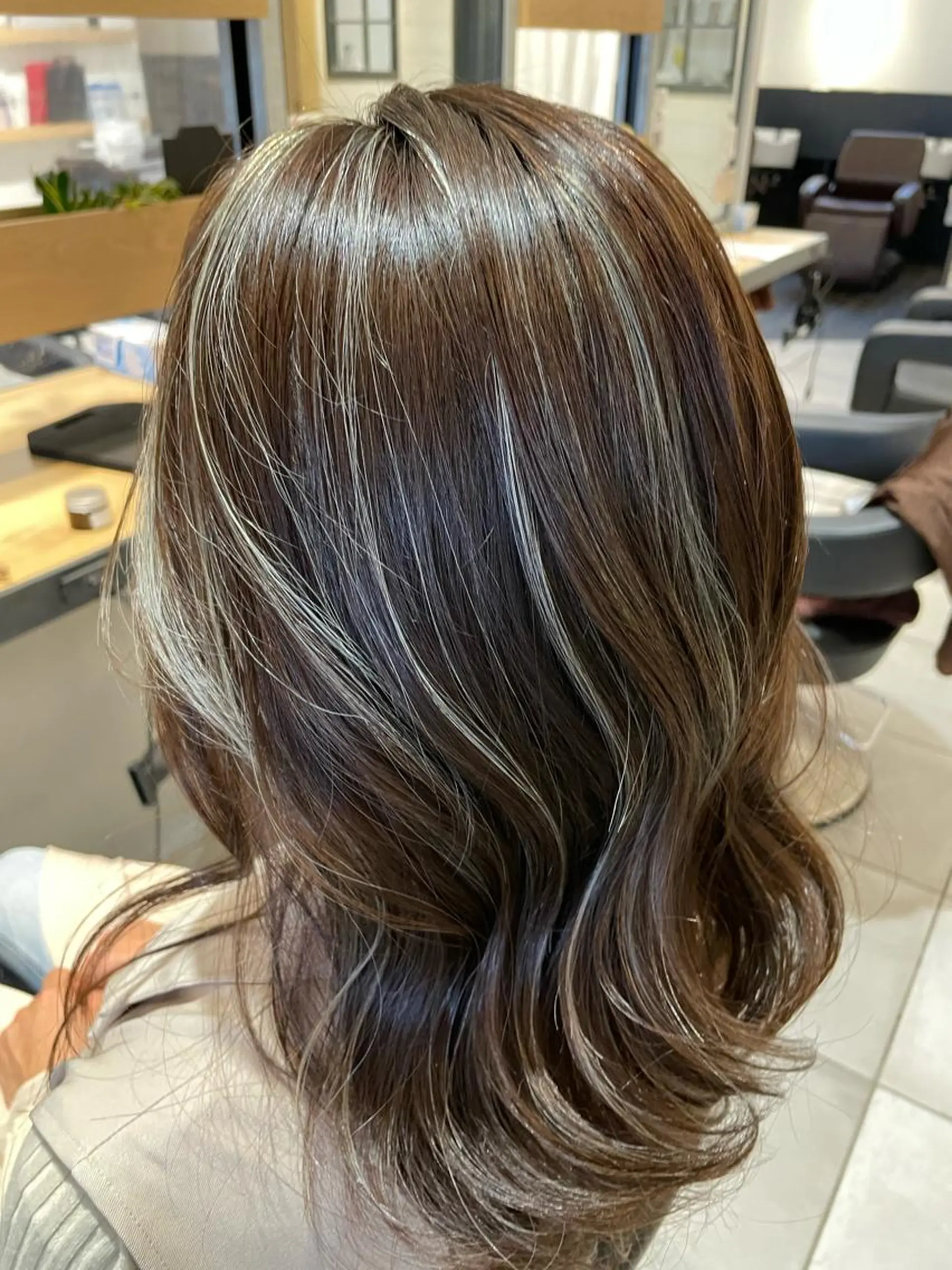 セミロング カラー ベージュカラー ハイライトカラー ホワイトベージュ ハイライト レイヤーカット ヘアカラー トリートメント ヘアセット 渡部雄大 ショート／縮毛矯正のヘアスタイル