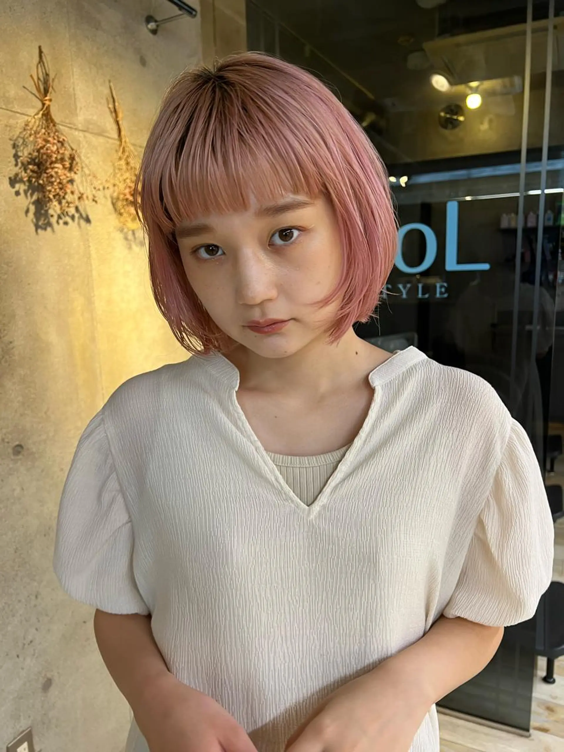 ショート カラー ヘアアレンジ ブリーチ ブラウンカラー ハイトーンカラー ピンクカラー ピンクブラウン カット サナ🌱 切りっぱなしボブのヘアスタイル