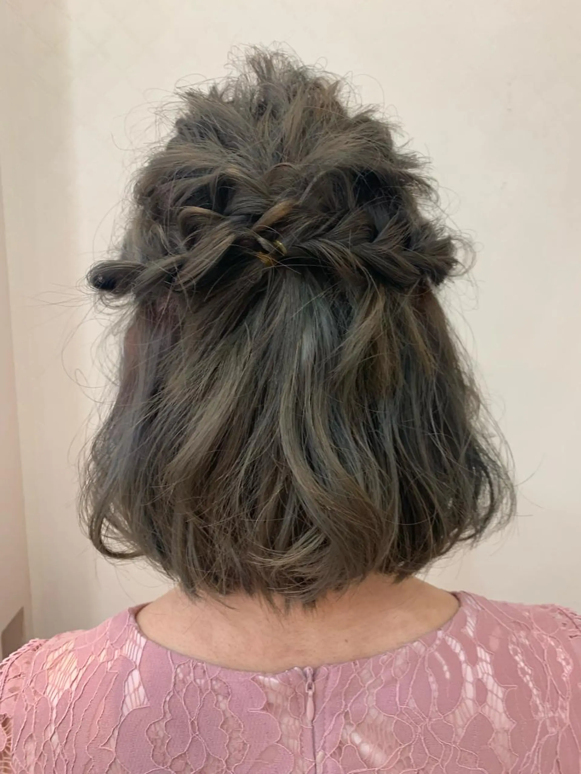 ミディアム ヘアアレンジ 岩本 菖のヘアスタイル