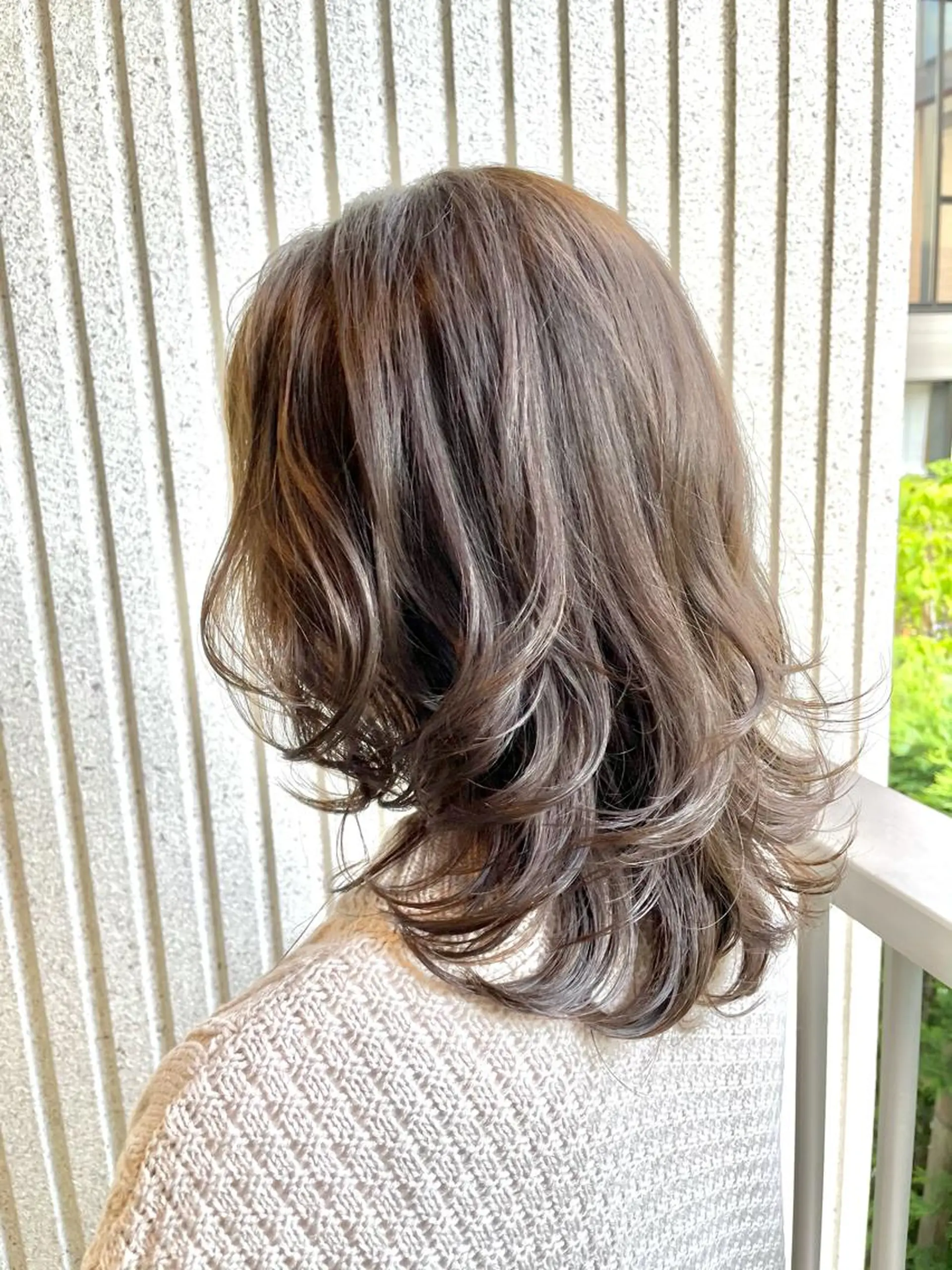 ミディアム カラー アッシュ アッシュグレー アッシュグレージュ グレージュ レイヤーカット 💚透明感カラー💚 ♻️本間♻️のヘアスタイル