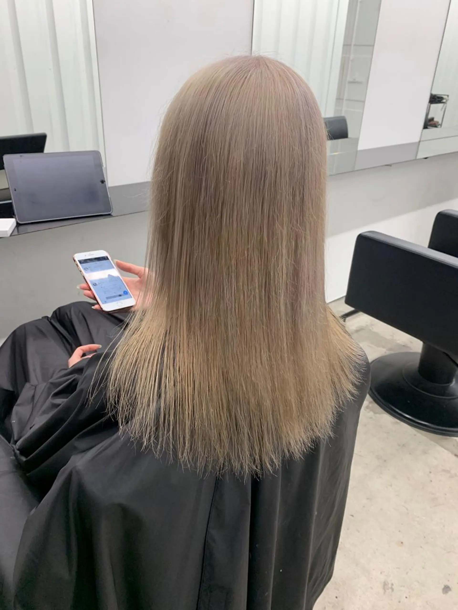 ロング カラー ベージュカラー ミルクティーベージュ ホワイトミルクティーベージュ ヘアカラー TAKUMI .のヘアスタイル