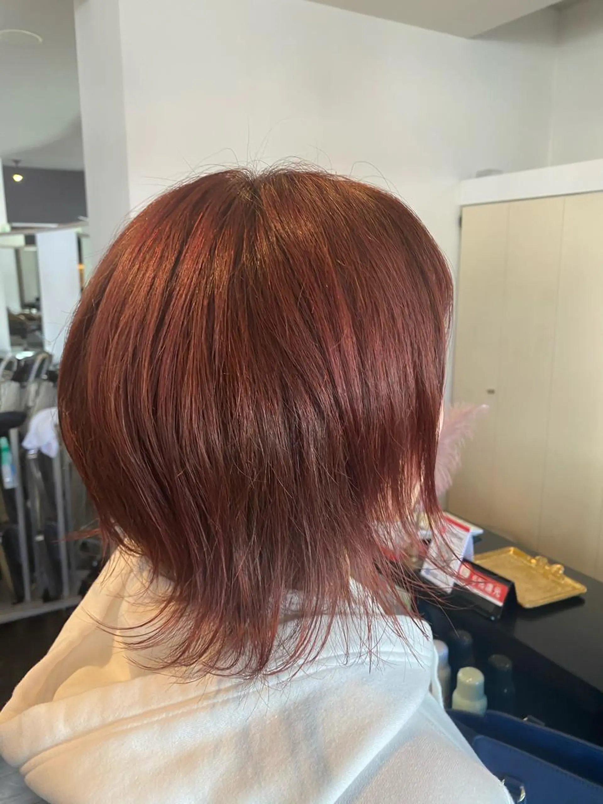 ショート カラー ヘアアレンジ ピンクカラー レッドカラー 外ハネヘア 烏山 達也のヘアスタイル