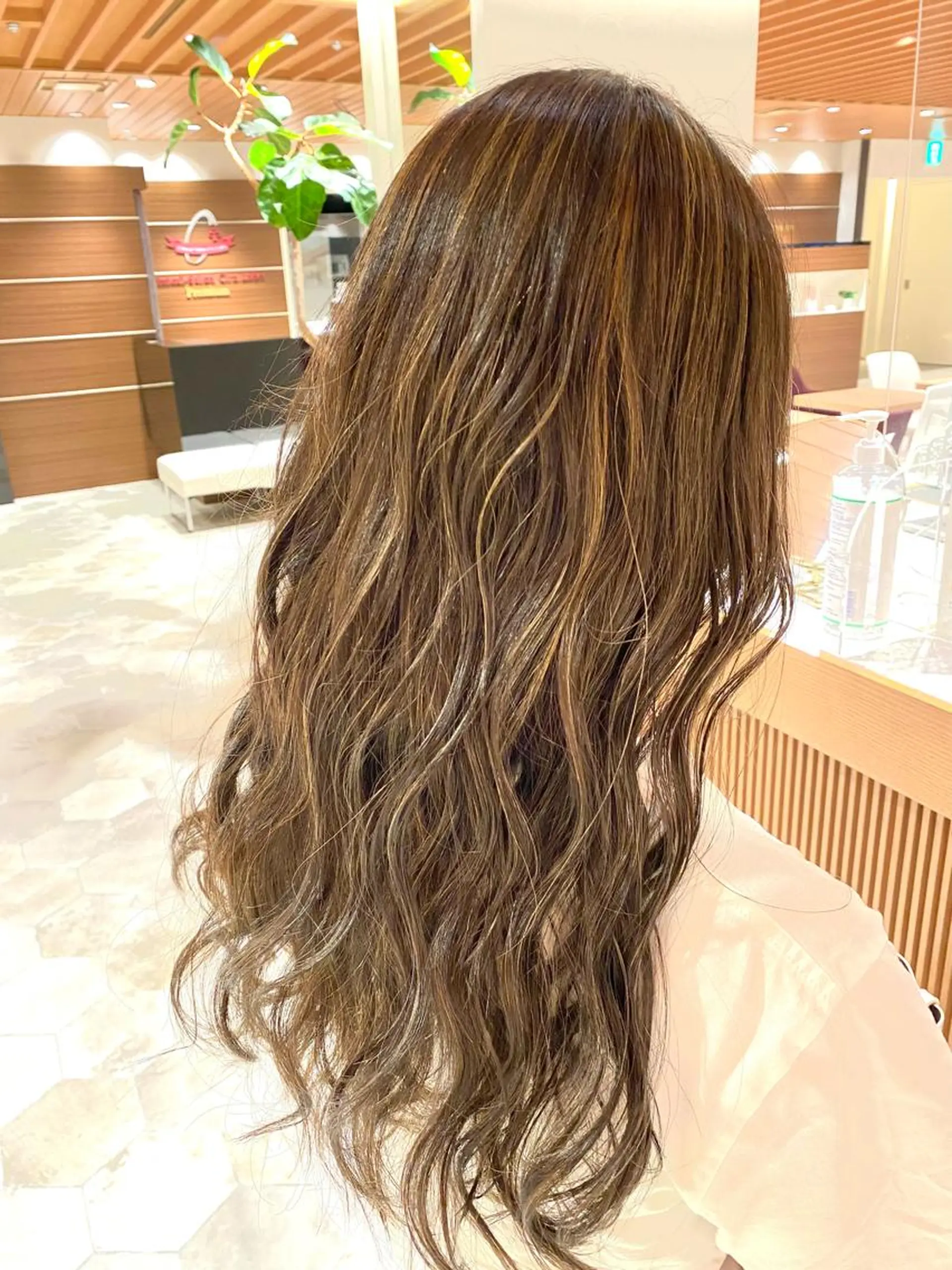 ロング カラー ベージュカラー 透明感カラー ハイライトカラー ハイライト レイヤー/グレージュ メンズパーマのヘアスタイル