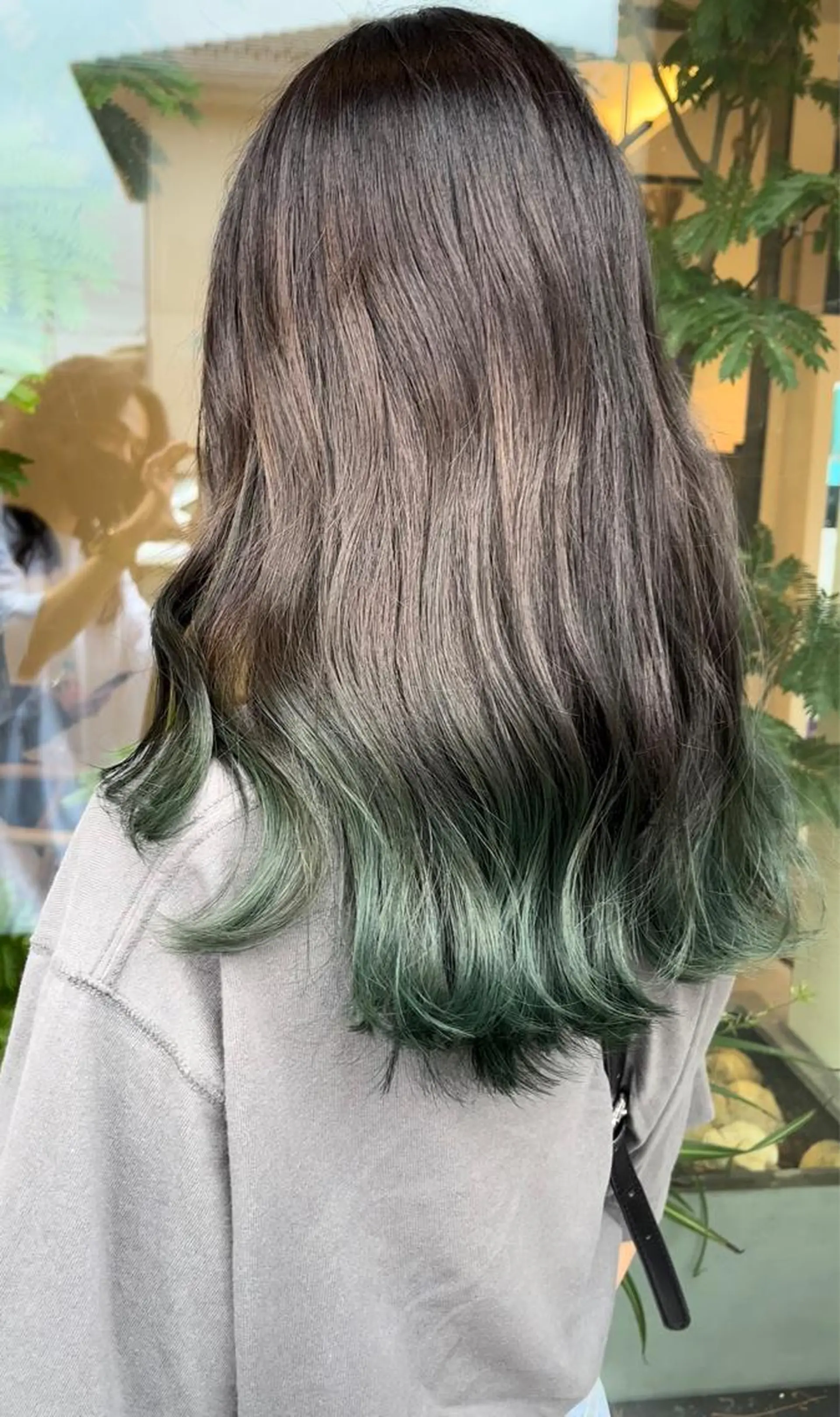 セミロング カラー グラデーションカラー カット ヘアカラー トリートメント 手塚 亮汰のヘアスタイル