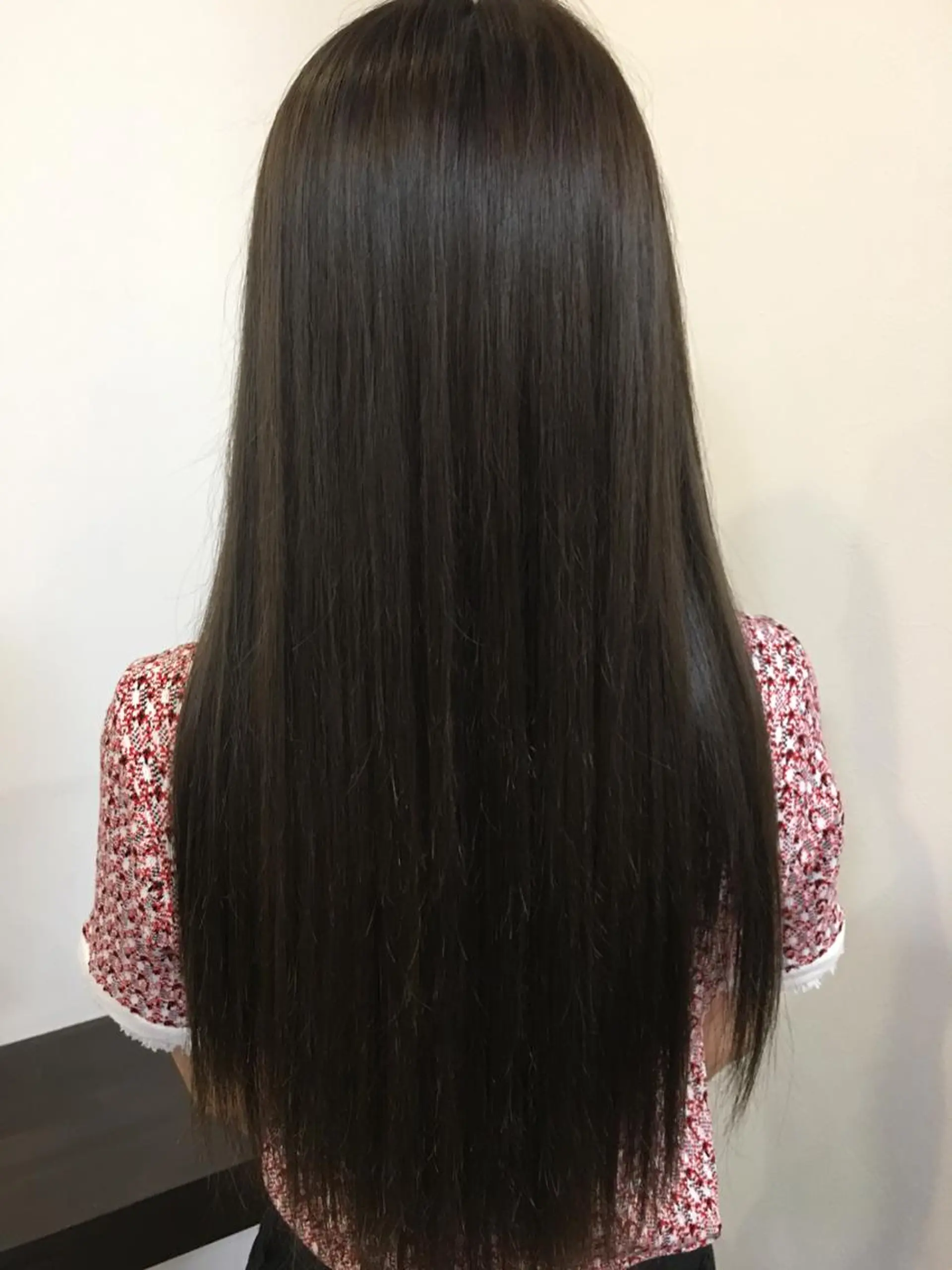 ロング カラー アッシュ カット 縮毛矯正 トリートメント 小泉 円香のヘアスタイル