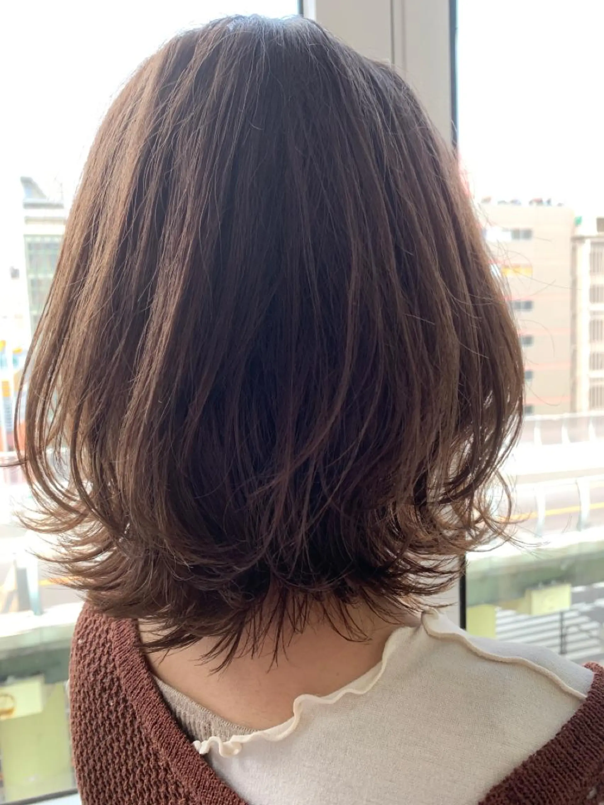 ミディアム カラー ブラウンカラー ショコラブラウン LUXBE LUCEのヘアスタイル